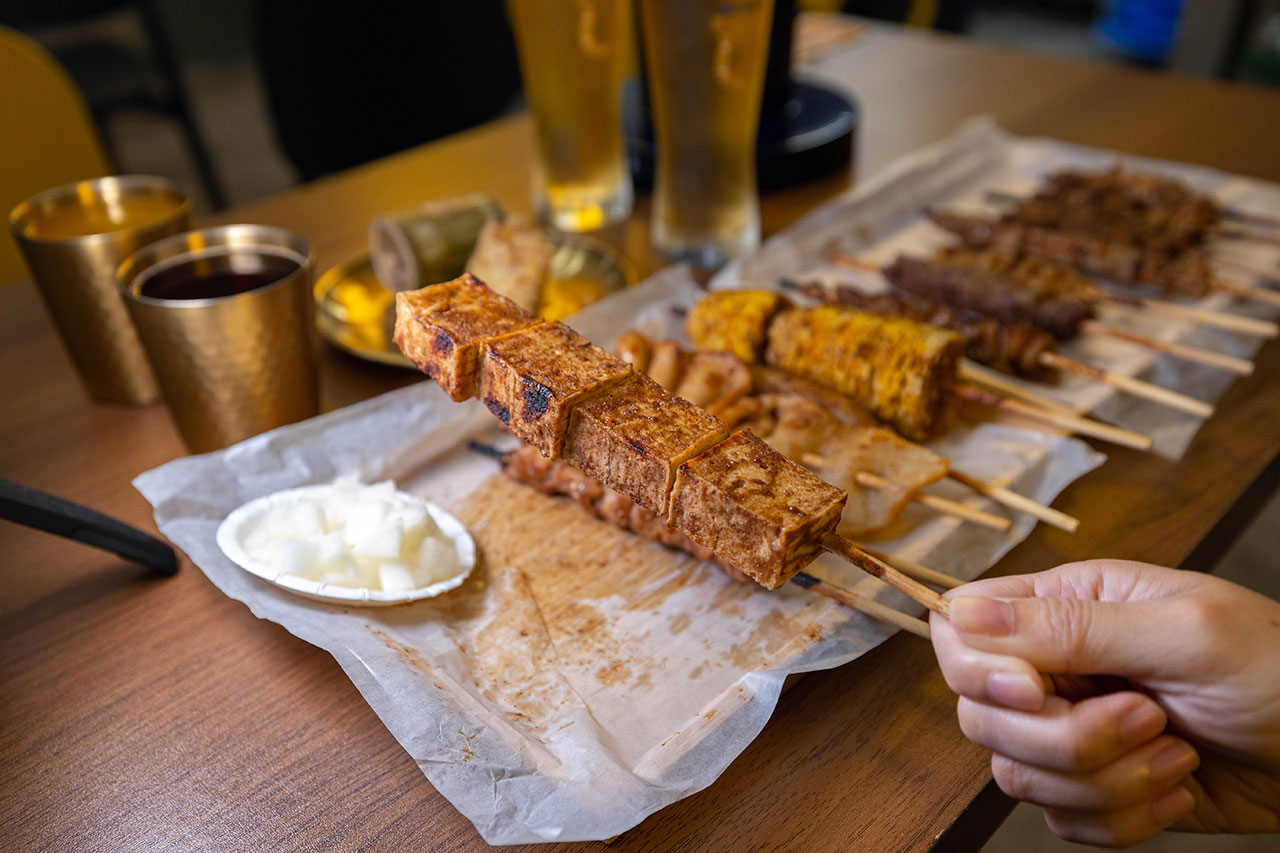 最新台中逢甲美食推薦!蜜醬燒烤|號稱全台最便宜3公升啤酒柱,獨家百花蜜燒烤醬汁一吃上癮,巨大電視牆台中聚餐美食,台中宵夜美食推薦,2025逢甲居酒屋推薦 最新台中逢甲美食推薦!蜜醬燒烤|號稱全台最便宜3公升啤酒柱,獨家百花蜜燒烤醬汁一吃上癮,巨大電視牆台中聚餐美食,台中宵夜美食推薦,2025逢甲居酒屋推薦