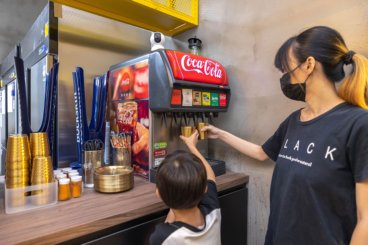 最新台中逢甲美食推薦!蜜醬燒烤|號稱全台最便宜3公升啤酒柱,獨家百花蜜燒烤醬汁一吃上癮,巨大電視牆台中聚餐美食,台中宵夜美食推薦,2025逢甲居酒屋推薦 最新台中逢甲美食推薦!蜜醬燒烤|號稱全台最便宜3公升啤酒柱,獨家百花蜜燒烤醬汁一吃上癮,巨大電視牆台中聚餐美食,台中宵夜美食推薦,2025逢甲居酒屋推薦