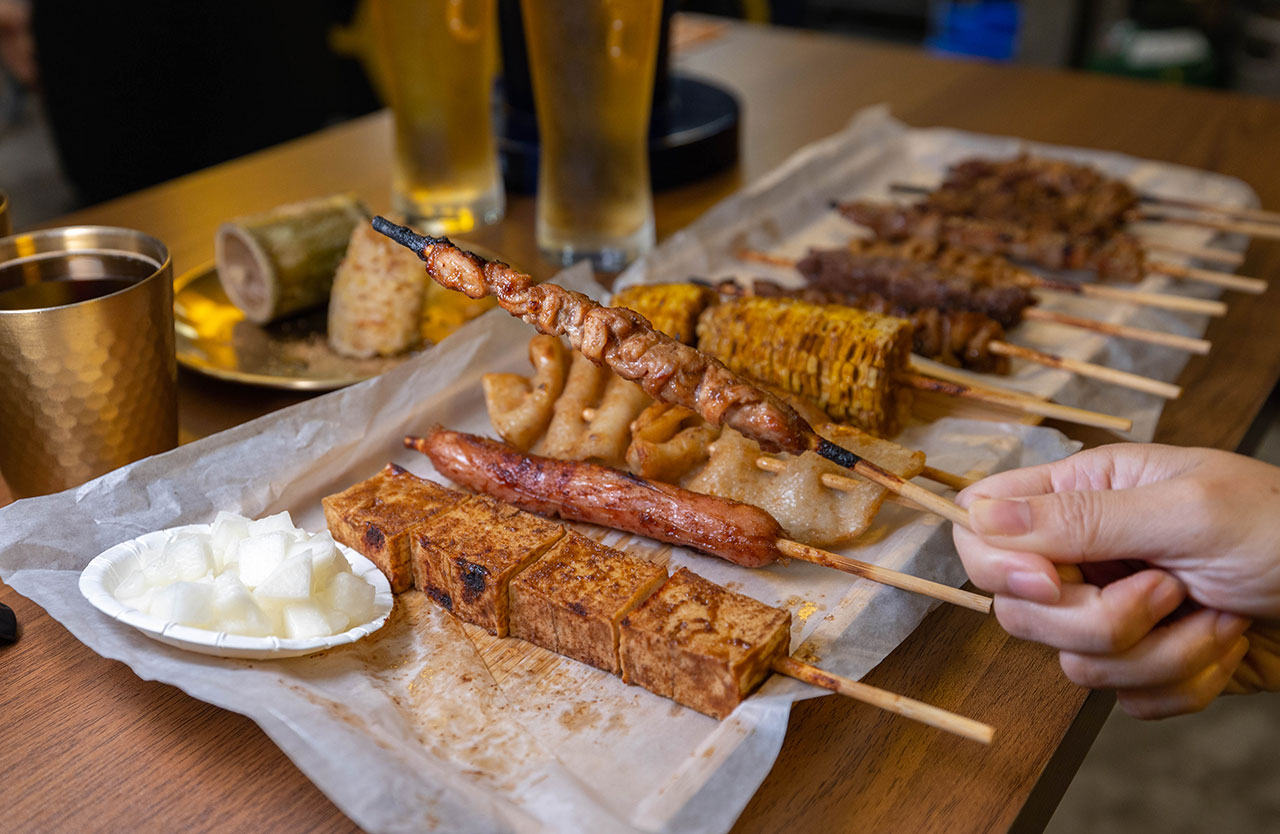 最新台中逢甲美食推薦!蜜醬燒烤|號稱全台最便宜3公升啤酒柱,獨家百花蜜燒烤醬汁一吃上癮,巨大電視牆台中聚餐美食,台中宵夜美食推薦,2025逢甲居酒屋推薦 最新台中逢甲美食推薦!蜜醬燒烤|號稱全台最便宜3公升啤酒柱,獨家百花蜜燒烤醬汁一吃上癮,巨大電視牆台中聚餐美食,台中宵夜美食推薦,2025逢甲居酒屋推薦