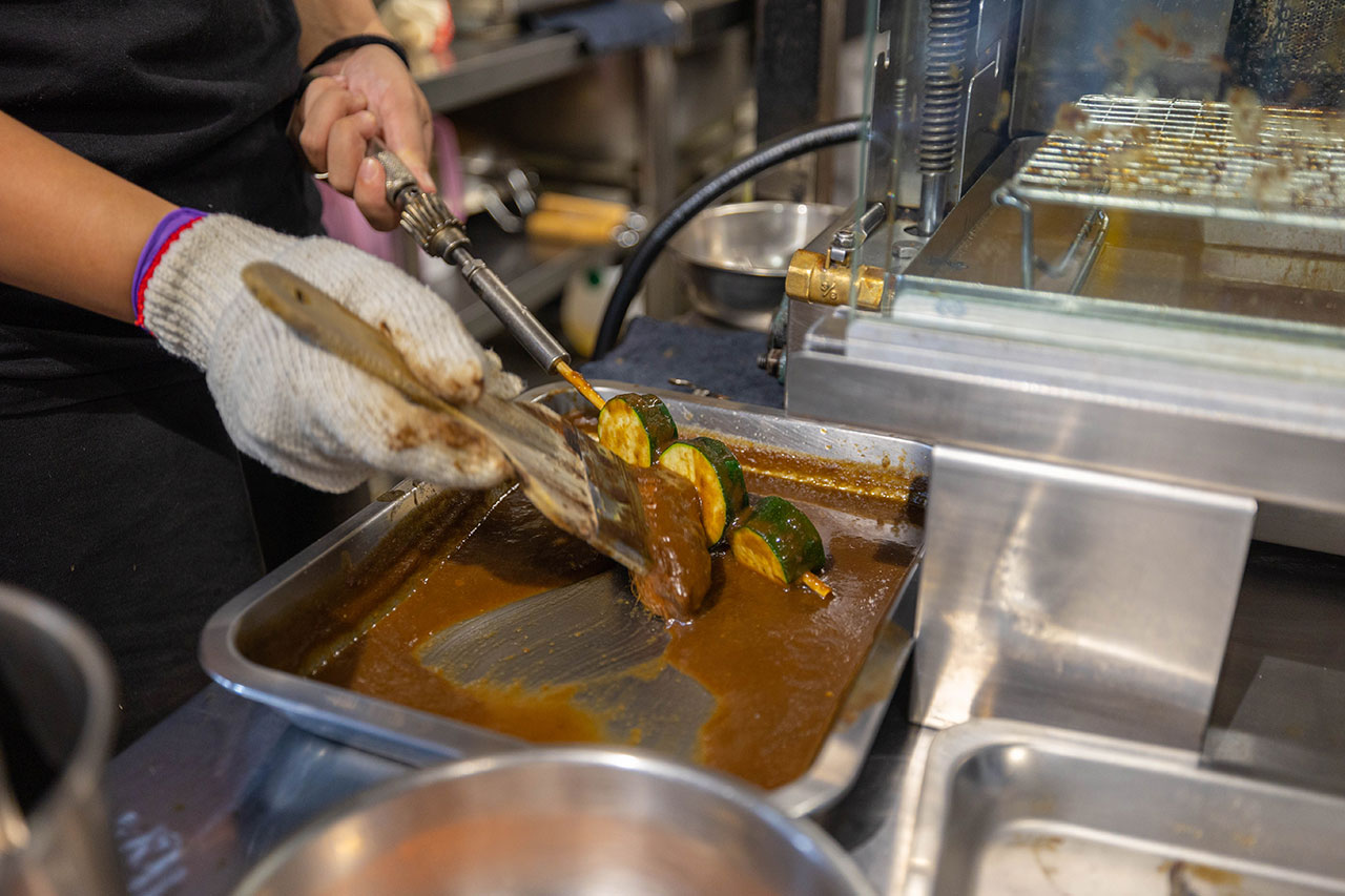 最新台中逢甲美食推薦!蜜醬燒烤|號稱全台最便宜3公升啤酒柱,獨家百花蜜燒烤醬汁一吃上癮,巨大電視牆台中聚餐美食,台中宵夜美食推薦,2025逢甲居酒屋推薦 最新台中逢甲美食推薦!蜜醬燒烤|號稱全台最便宜3公升啤酒柱,獨家百花蜜燒烤醬汁一吃上癮,巨大電視牆台中聚餐美食,台中宵夜美食推薦,2025逢甲居酒屋推薦