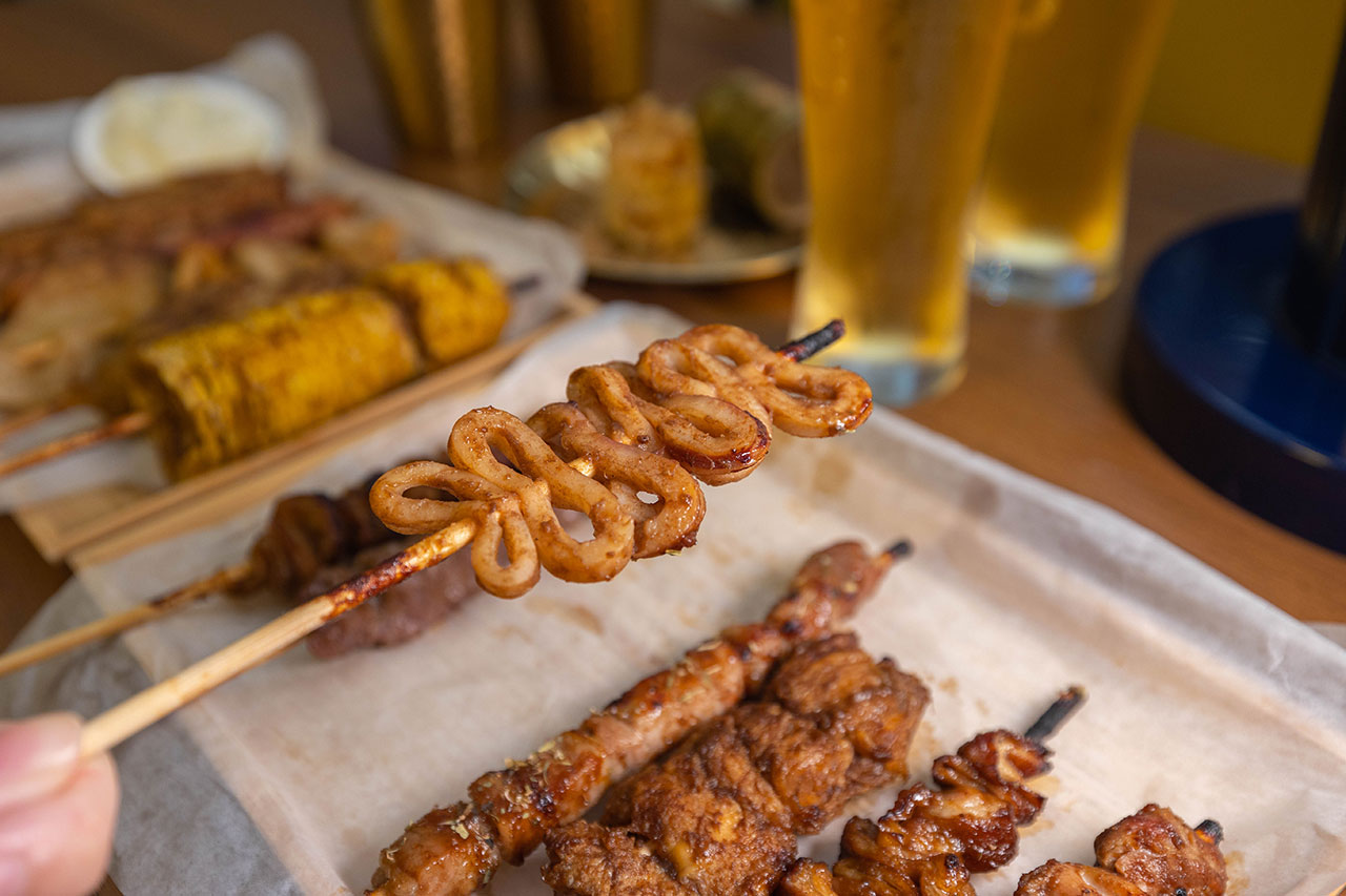 最新台中逢甲美食推薦!蜜醬燒烤|號稱全台最便宜3公升啤酒柱,獨家百花蜜燒烤醬汁一吃上癮,巨大電視牆台中聚餐美食,台中宵夜美食推薦,2025逢甲居酒屋推薦 最新台中逢甲美食推薦!蜜醬燒烤|號稱全台最便宜3公升啤酒柱,獨家百花蜜燒烤醬汁一吃上癮,巨大電視牆台中聚餐美食,台中宵夜美食推薦,2025逢甲居酒屋推薦