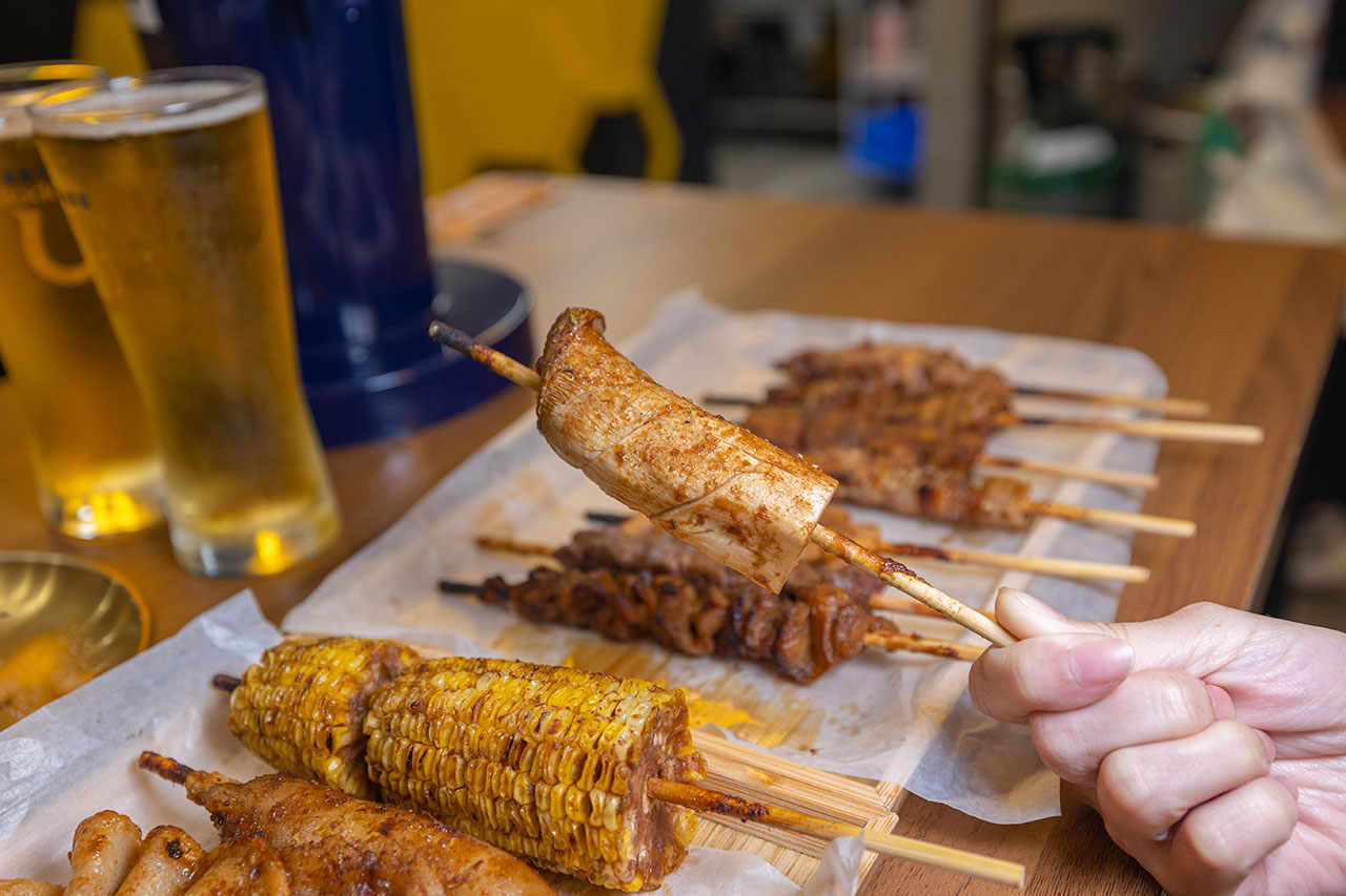 最新台中逢甲美食推薦!蜜醬燒烤|號稱全台最便宜3公升啤酒柱,獨家百花蜜燒烤醬汁一吃上癮,巨大電視牆台中聚餐美食,台中宵夜美食推薦,2025逢甲居酒屋推薦 最新台中逢甲美食推薦!蜜醬燒烤|號稱全台最便宜3公升啤酒柱,獨家百花蜜燒烤醬汁一吃上癮,巨大電視牆台中聚餐美食,台中宵夜美食推薦,2025逢甲居酒屋推薦