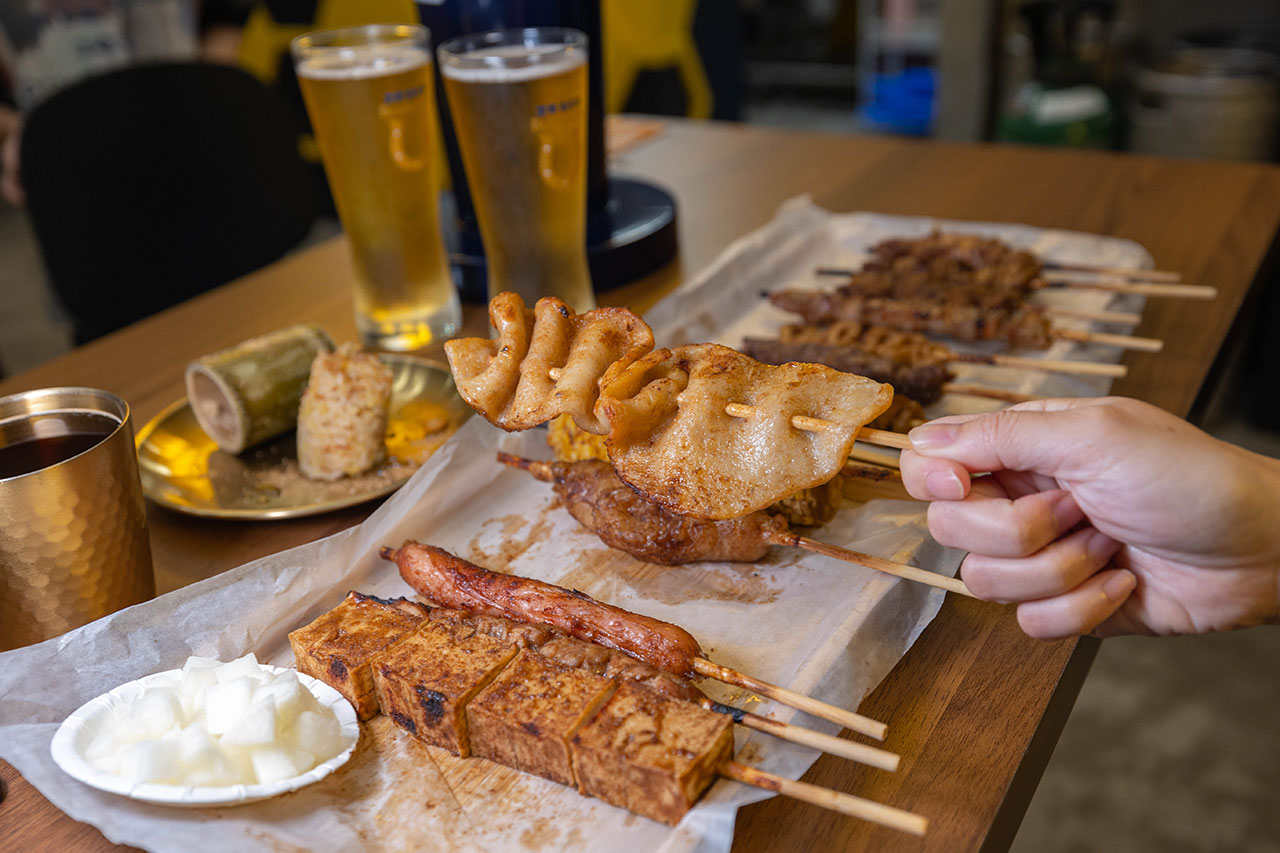 最新台中逢甲美食推薦!蜜醬燒烤|號稱全台最便宜3公升啤酒柱,獨家百花蜜燒烤醬汁一吃上癮,巨大電視牆台中聚餐美食,台中宵夜美食推薦,2025逢甲居酒屋推薦 最新台中逢甲美食推薦!蜜醬燒烤|號稱全台最便宜3公升啤酒柱,獨家百花蜜燒烤醬汁一吃上癮,巨大電視牆台中聚餐美食,台中宵夜美食推薦,2025逢甲居酒屋推薦