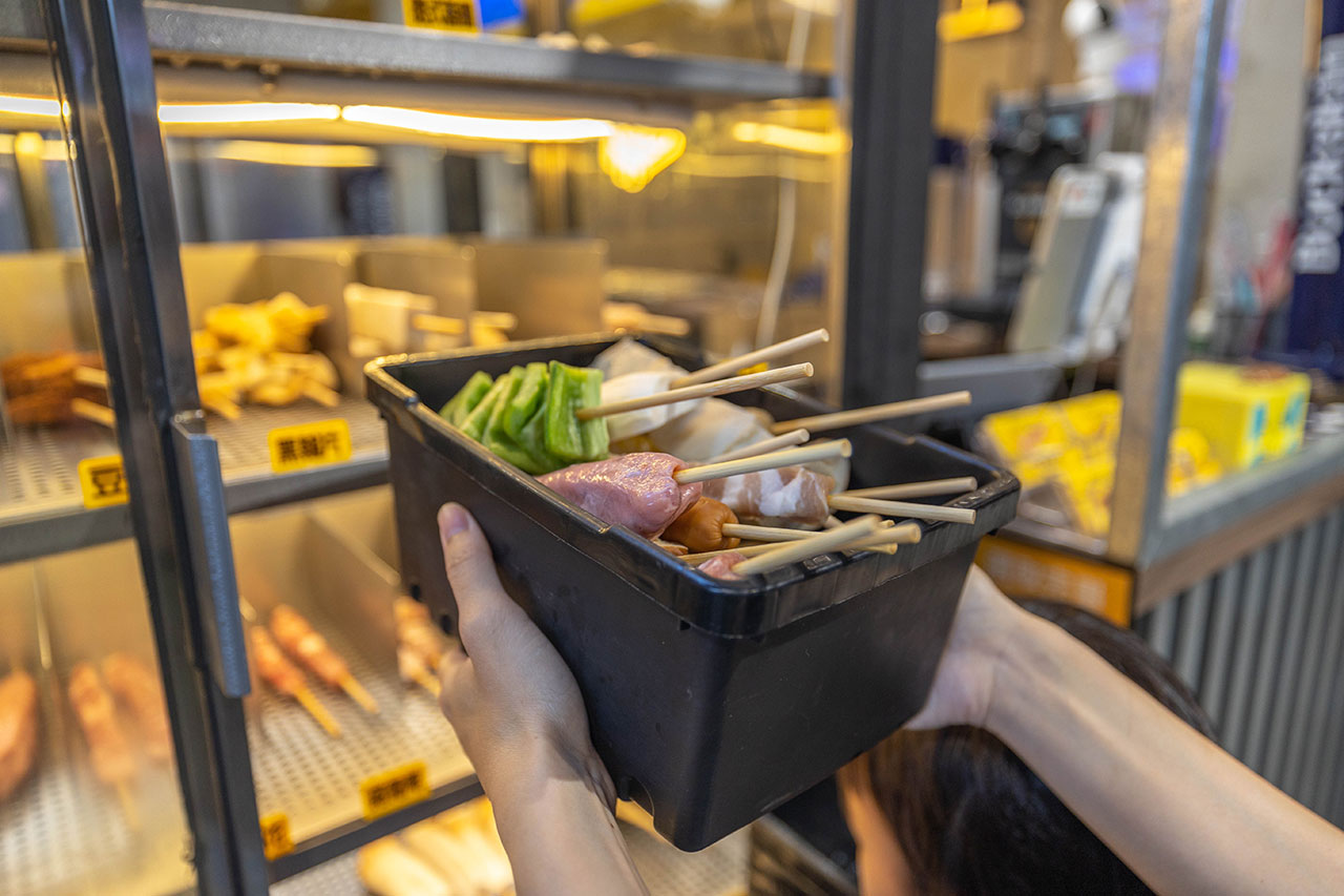 最新台中逢甲美食推薦!蜜醬燒烤|號稱全台最便宜3公升啤酒柱,獨家百花蜜燒烤醬汁一吃上癮,巨大電視牆台中聚餐美食,台中宵夜美食推薦,2025逢甲居酒屋推薦 最新台中逢甲美食推薦!蜜醬燒烤|號稱全台最便宜3公升啤酒柱,獨家百花蜜燒烤醬汁一吃上癮,巨大電視牆台中聚餐美食,台中宵夜美食推薦,2025逢甲居酒屋推薦