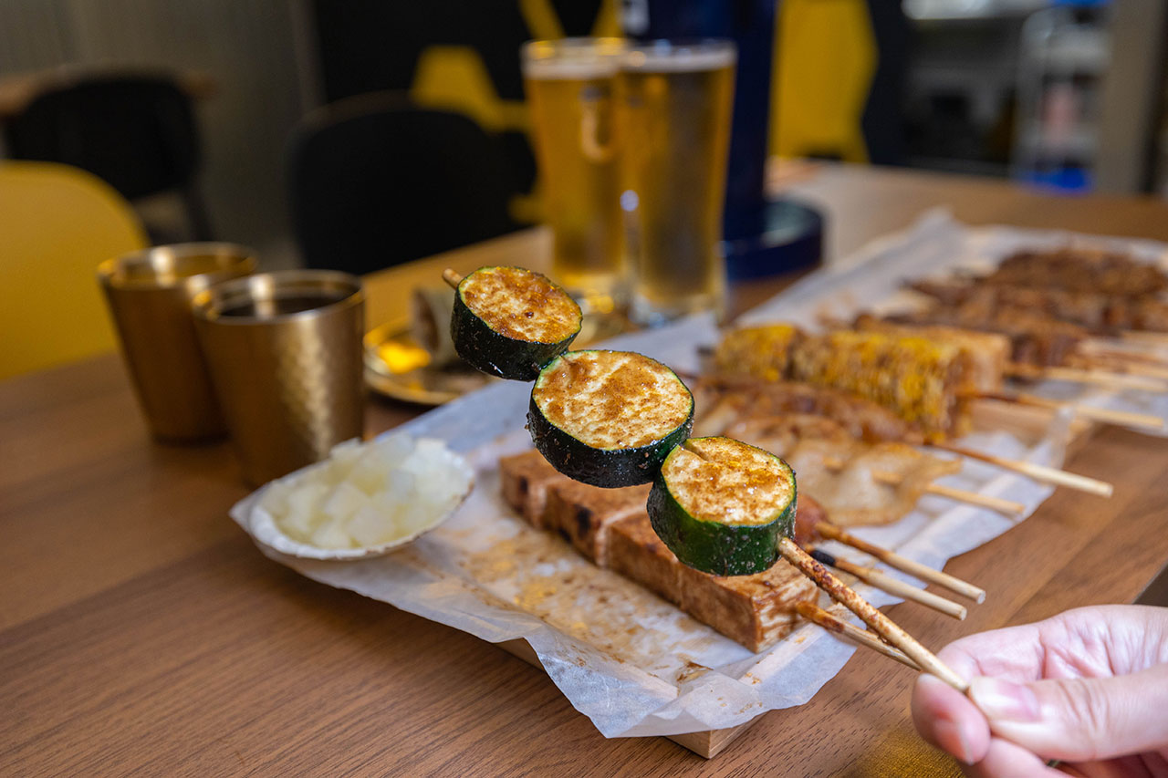 最新台中逢甲美食推薦!蜜醬燒烤|號稱全台最便宜3公升啤酒柱,獨家百花蜜燒烤醬汁一吃上癮,巨大電視牆台中聚餐美食,台中宵夜美食推薦,2025逢甲居酒屋推薦 最新台中逢甲美食推薦!蜜醬燒烤|號稱全台最便宜3公升啤酒柱,獨家百花蜜燒烤醬汁一吃上癮,巨大電視牆台中聚餐美食,台中宵夜美食推薦,2025逢甲居酒屋推薦