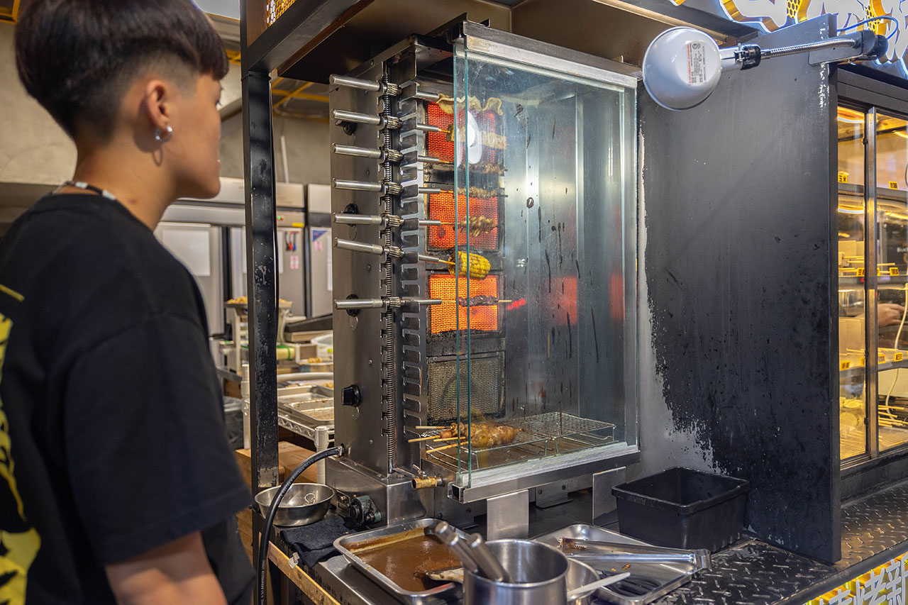 最新台中逢甲美食推薦!蜜醬燒烤|號稱全台最便宜3公升啤酒柱,獨家百花蜜燒烤醬汁一吃上癮,巨大電視牆台中聚餐美食,台中宵夜美食推薦,2025逢甲居酒屋推薦 最新台中逢甲美食推薦!蜜醬燒烤|號稱全台最便宜3公升啤酒柱,獨家百花蜜燒烤醬汁一吃上癮,巨大電視牆台中聚餐美食,台中宵夜美食推薦,2025逢甲居酒屋推薦