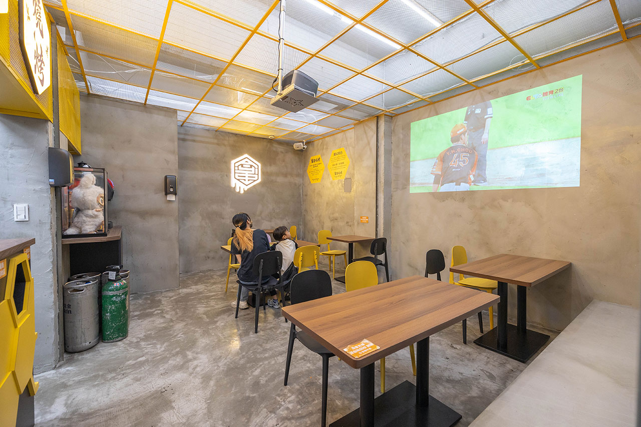 最新台中逢甲美食推薦!蜜醬燒烤|號稱全台最便宜3公升啤酒柱,獨家百花蜜燒烤醬汁一吃上癮,巨大電視牆台中聚餐美食,台中宵夜美食推薦,2025逢甲居酒屋推薦 最新台中逢甲美食推薦!蜜醬燒烤|號稱全台最便宜3公升啤酒柱,獨家百花蜜燒烤醬汁一吃上癮,巨大電視牆台中聚餐美食,台中宵夜美食推薦,2025逢甲居酒屋推薦