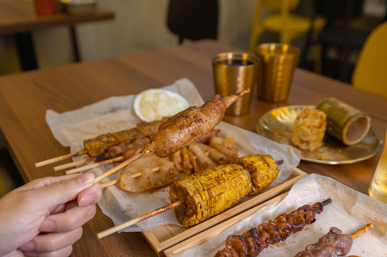 最新台中逢甲美食推薦!蜜醬燒烤|號稱全台最便宜3公升啤酒柱,獨家百花蜜燒烤醬汁一吃上癮,巨大電視牆台中聚餐美食,台中宵夜美食推薦,2025逢甲居酒屋推薦 最新台中逢甲美食推薦!蜜醬燒烤|號稱全台最便宜3公升啤酒柱,獨家百花蜜燒烤醬汁一吃上癮,巨大電視牆台中聚餐美食,台中宵夜美食推薦,2025逢甲居酒屋推薦