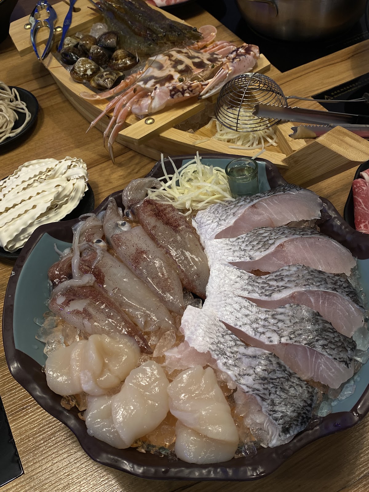 🪼🪼三重隱藏版火鍋店！活蟹＋水母牆超浮誇｜海鮮控必收