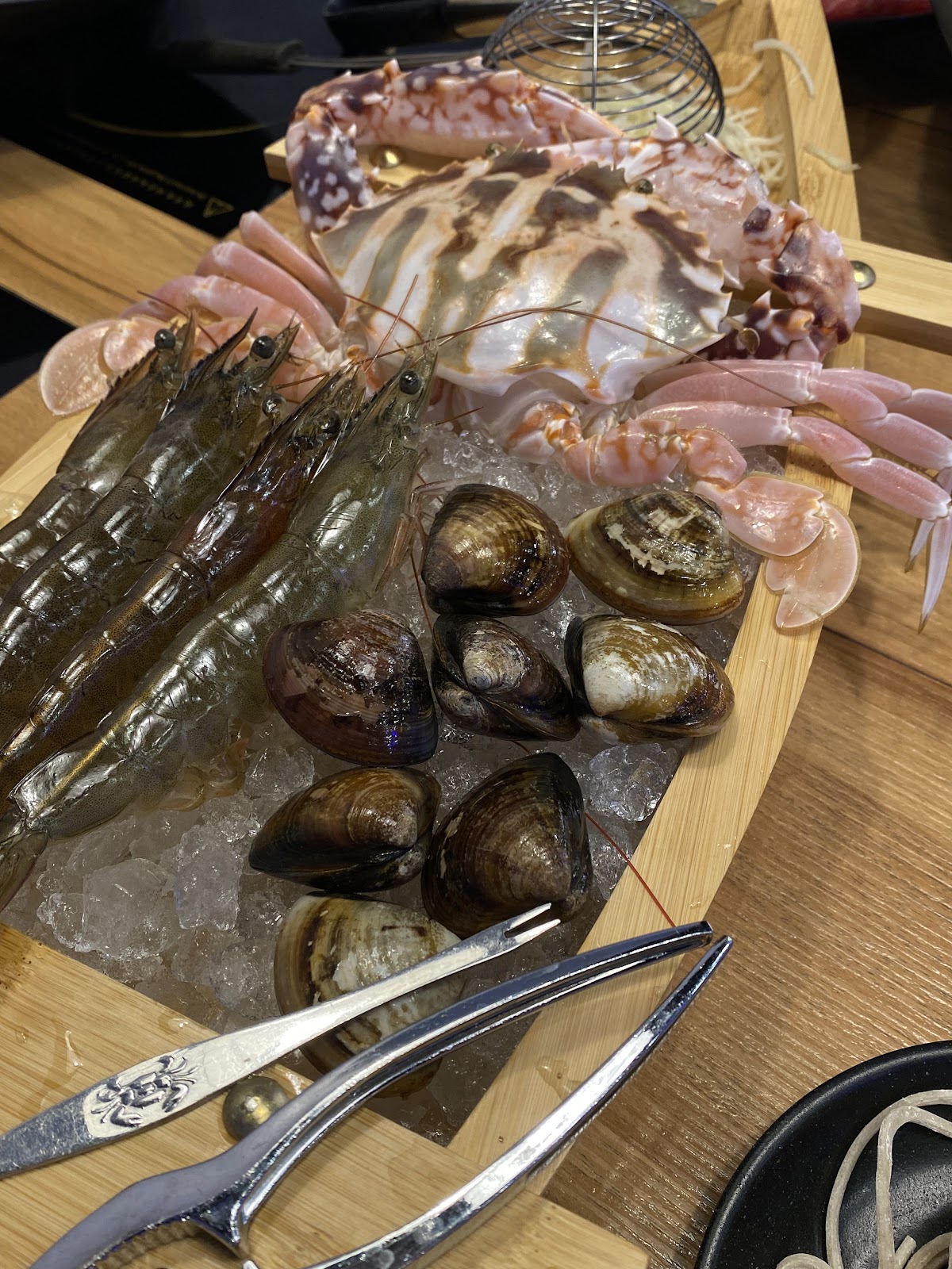 🪼🪼三重隱藏版火鍋店！活蟹＋水母牆超浮誇｜海鮮控必收