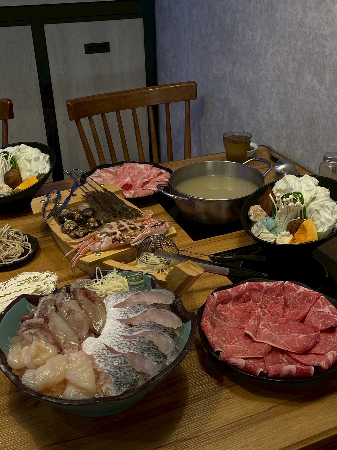 🪼🪼三重隱藏版火鍋店！活蟹＋水母牆超浮誇｜海鮮控必收