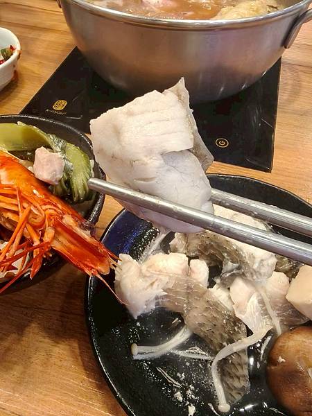 “三重國小捷運站鍋物美食推薦-海牧鍋物”吃飽喝足的海鮮漁夫鍋