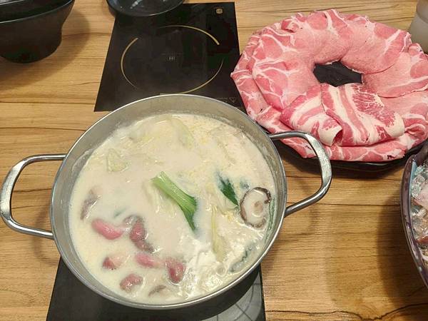 “三重國小捷運站鍋物美食推薦-海牧鍋物”吃飽喝足的海鮮漁夫鍋