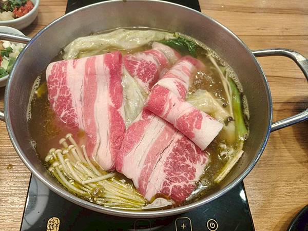 “三重國小捷運站鍋物美食推薦-海牧鍋物”吃飽喝足的海鮮漁夫鍋