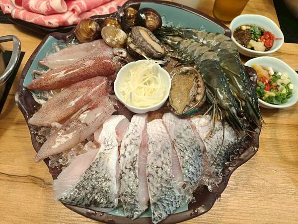 “三重國小捷運站鍋物美食推薦-海牧鍋物”吃飽喝足的海鮮漁夫鍋