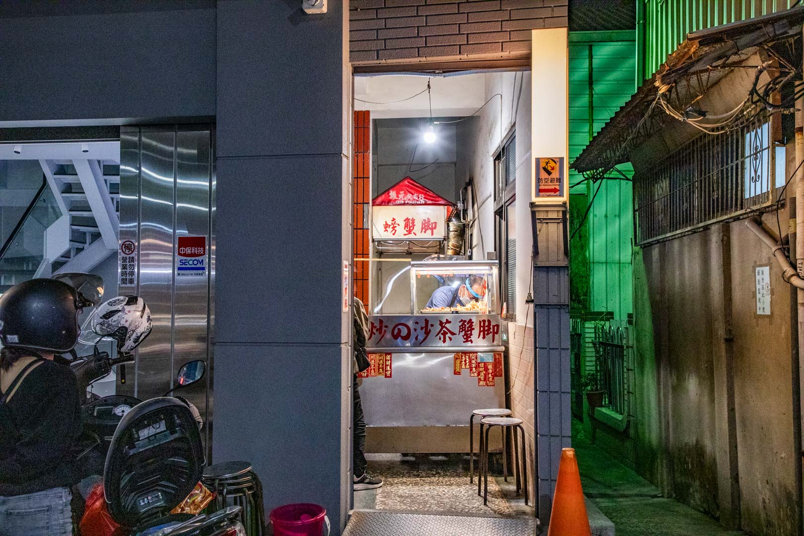 嘉義宵夜隱藏版美食！松田二代目沙茶螃蟹在地人私藏，獨家爆炒香氣超銷魂。