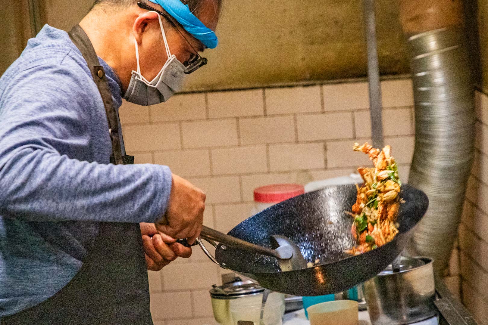 嘉義宵夜隱藏版美食！松田二代目沙茶螃蟹在地人私藏，獨家爆炒香氣超銷魂。