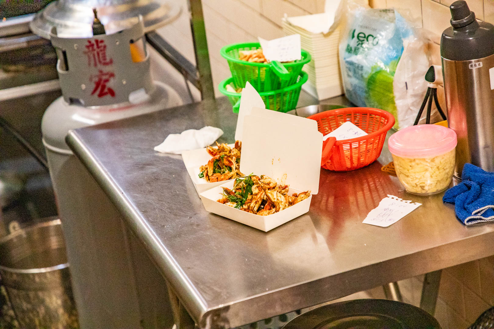 嘉義宵夜隱藏版美食！松田二代目沙茶螃蟹在地人私藏，獨家爆炒香氣超銷魂。