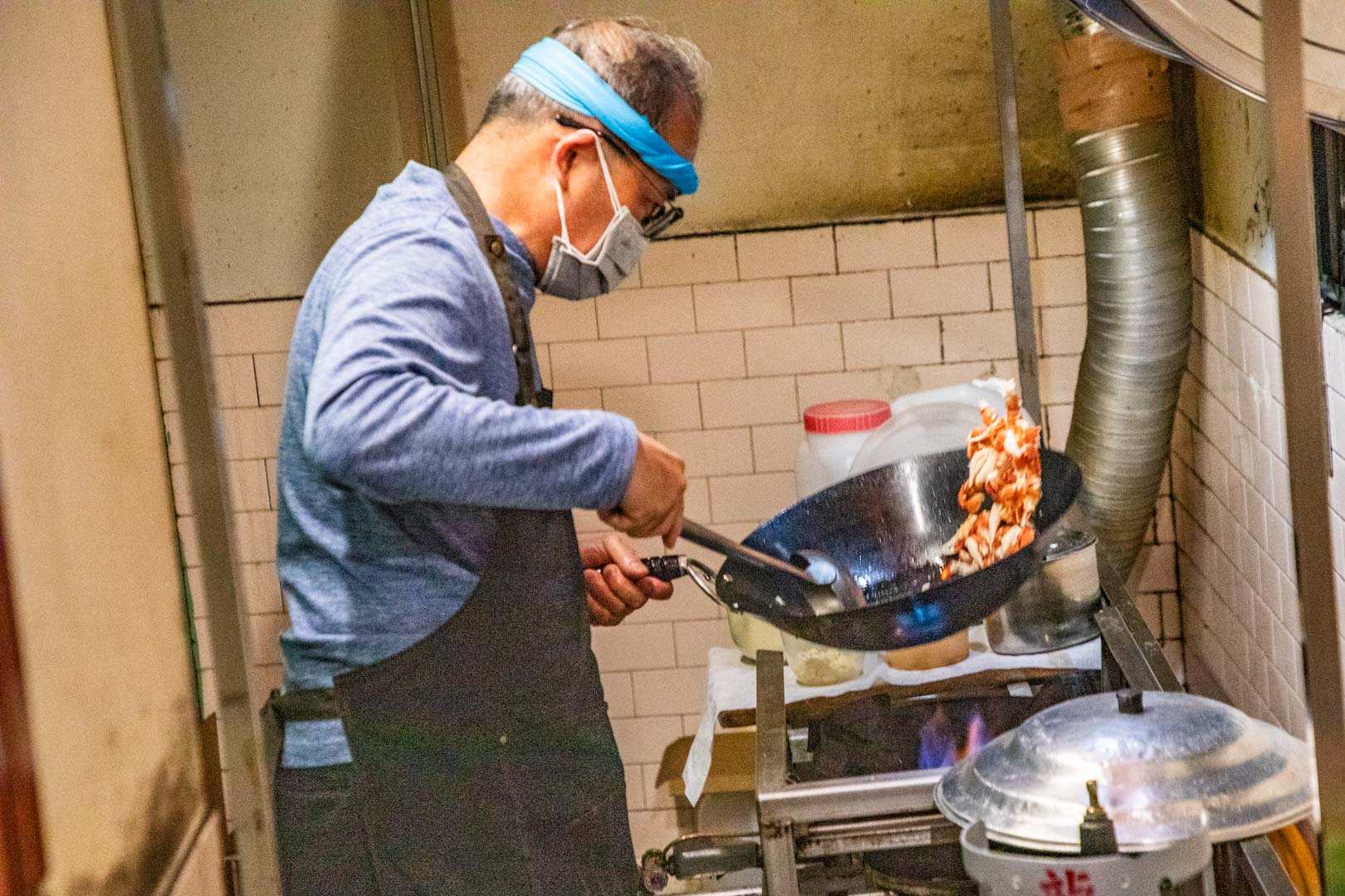 嘉義宵夜隱藏版美食！松田二代目沙茶螃蟹在地人私藏，獨家爆炒香氣超銷魂。