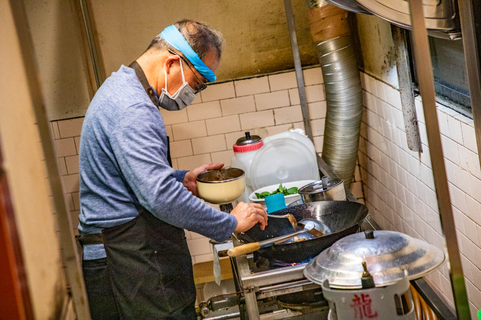 嘉義宵夜隱藏版美食！松田二代目沙茶螃蟹在地人私藏，獨家爆炒香氣超銷魂。