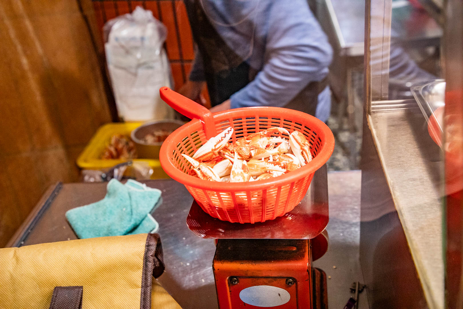 嘉義宵夜隱藏版美食！松田二代目沙茶螃蟹在地人私藏，獨家爆炒香氣超銷魂。