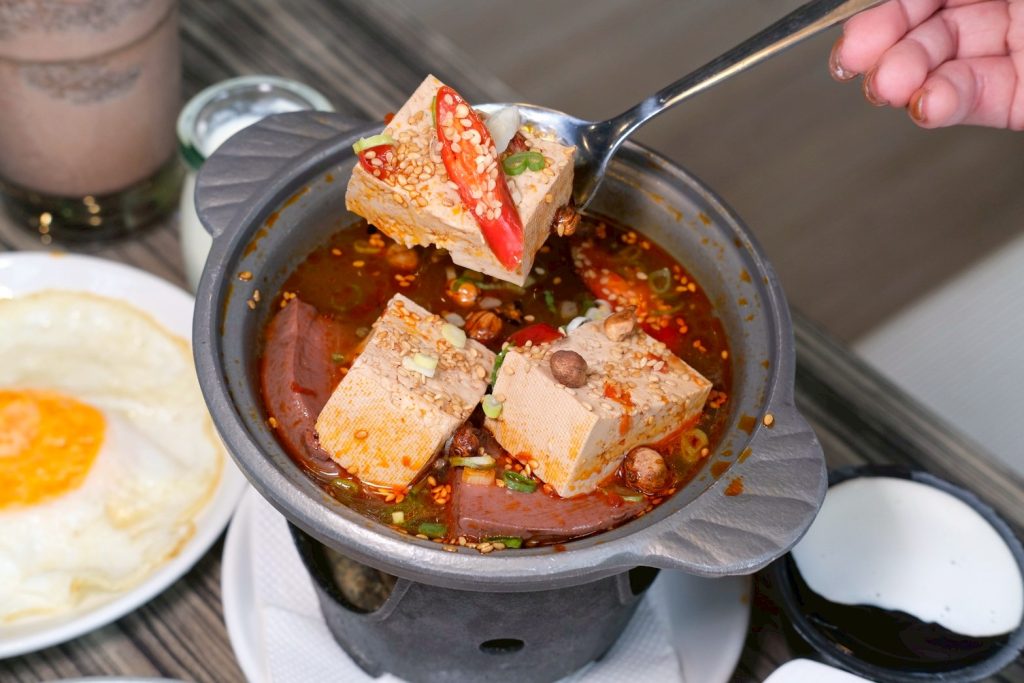 吃到飽自助吧超狂!台中異人館東英店新升級CP值爆表,超過50款美食任你吃。