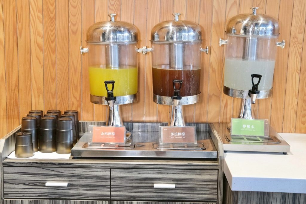 吃到飽自助吧超狂!台中異人館東英店新升級CP值爆表,超過50款美食任你吃。