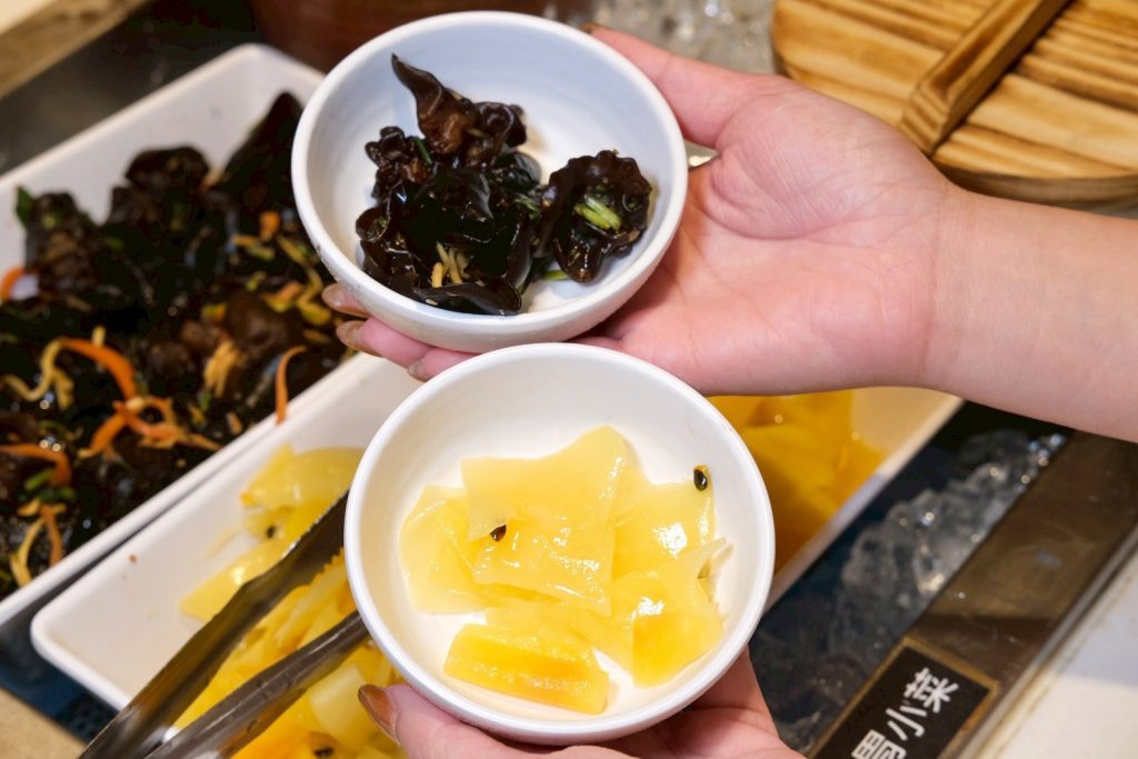 吃到飽自助吧超狂!台中異人館東英店新升級CP值爆表,超過50款美食任你吃。