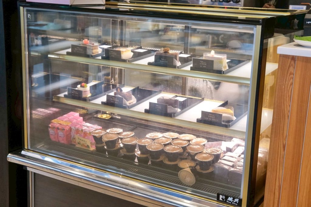 吃到飽自助吧超狂!台中異人館東英店新升級CP值爆表,超過50款美食任你吃。