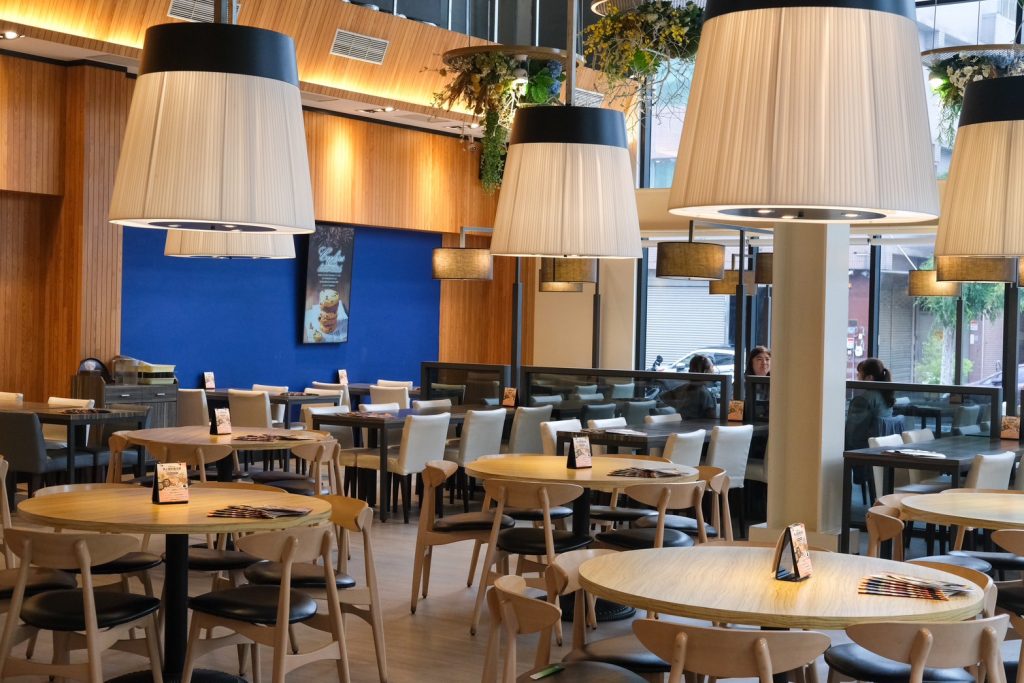 吃到飽自助吧超狂!台中異人館東英店新升級CP值爆表,超過50款美食任你吃。