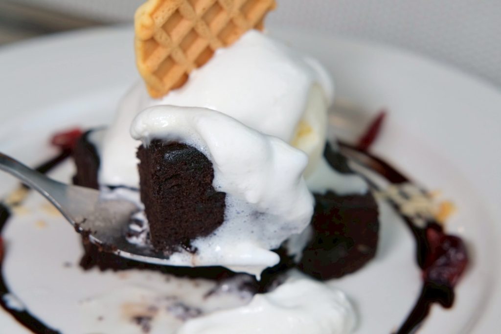 吃到飽自助吧超狂!台中異人館東英店新升級CP值爆表,超過50款美食任你吃。