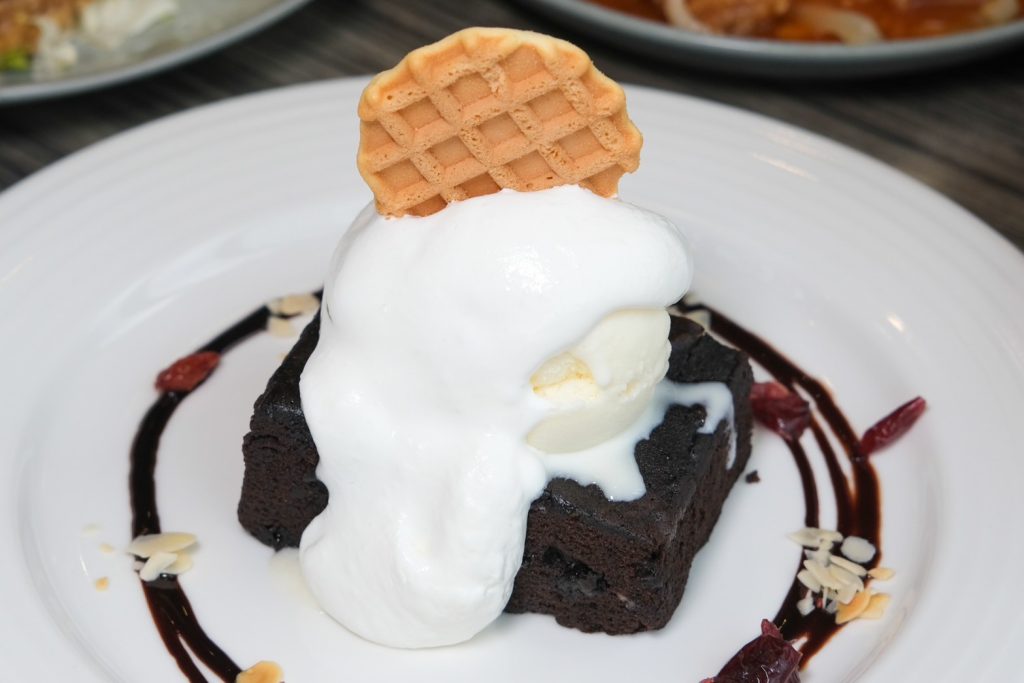 吃到飽自助吧超狂!台中異人館東英店新升級CP值爆表,超過50款美食任你吃。