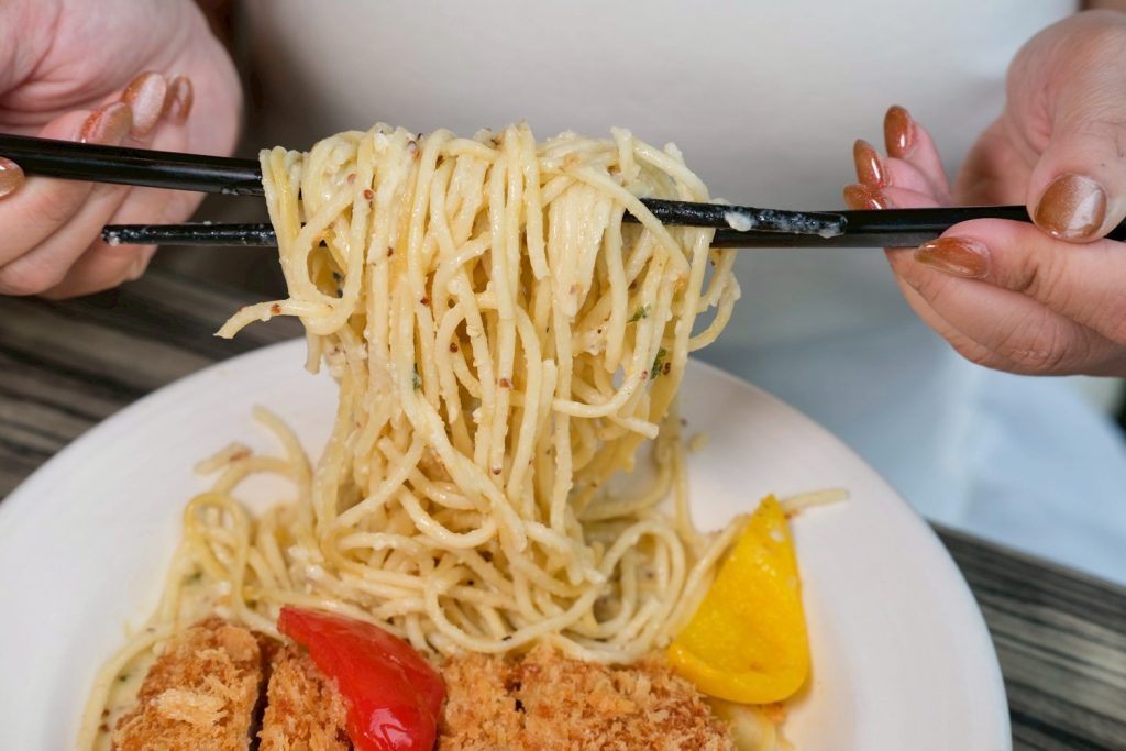 吃到飽自助吧超狂!台中異人館東英店新升級CP值爆表,超過50款美食任你吃。