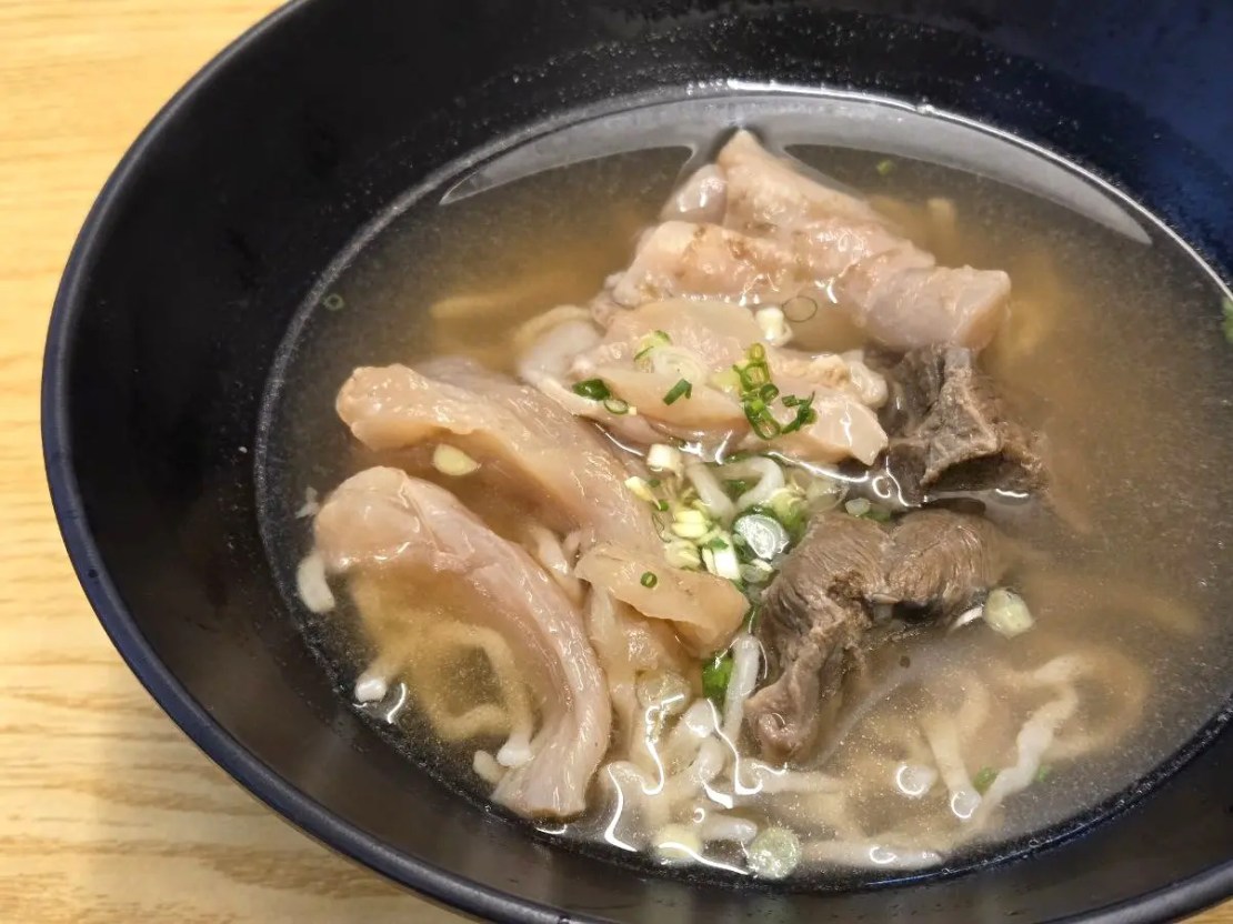 牛殿下秘傳金湯牛肉麵 大安店｜湯濃肉嫩不油膩！赤油香辣超涮嘴！東區牛肉麵推薦、忠孝敦化站美食推薦、台北好吃牛肉麵推薦、外送牛肉麵推薦、頂好商店街美食推薦