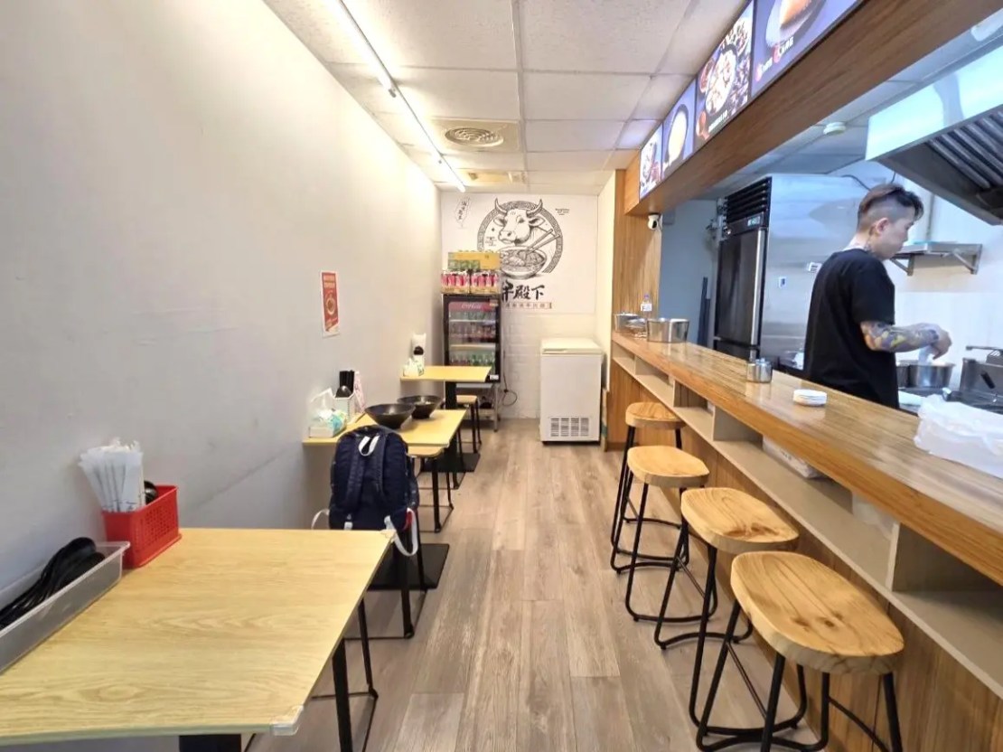 牛殿下秘傳金湯牛肉麵 大安店｜湯濃肉嫩不油膩！赤油香辣超涮嘴！東區牛肉麵推薦、忠孝敦化站美食推薦、台北好吃牛肉麵推薦、外送牛肉麵推薦、頂好商店街美食推薦