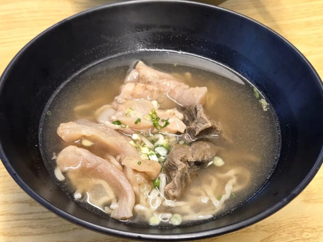 牛殿下秘傳金湯牛肉麵 大安店｜湯濃肉嫩不油膩！赤油香辣超涮嘴！東區牛肉麵推薦、忠孝敦化站美食推薦、台北好吃牛肉麵推薦、外送牛肉麵推薦、頂好商店街美食推薦