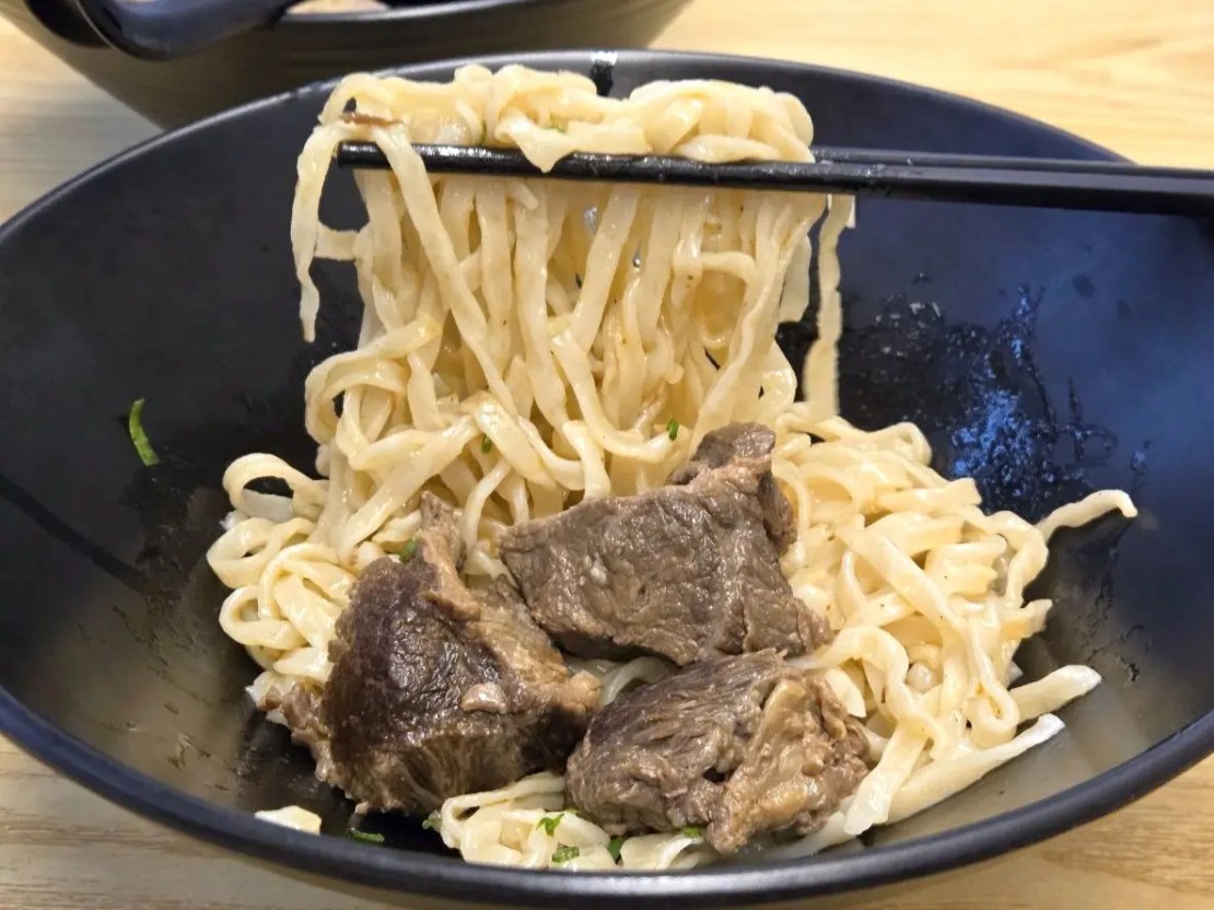 牛殿下秘傳金湯牛肉麵 大安店｜湯濃肉嫩不油膩！赤油香辣超涮嘴！東區牛肉麵推薦、忠孝敦化站美食推薦、台北好吃牛肉麵推薦、外送牛肉麵推薦、頂好商店街美食推薦