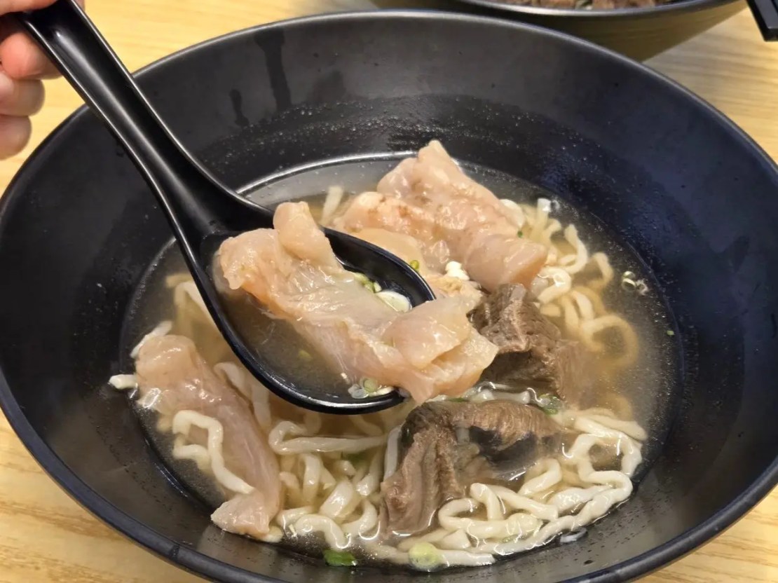 牛殿下秘傳金湯牛肉麵 大安店｜湯濃肉嫩不油膩！赤油香辣超涮嘴！東區牛肉麵推薦、忠孝敦化站美食推薦、台北好吃牛肉麵推薦、外送牛肉麵推薦、頂好商店街美食推薦