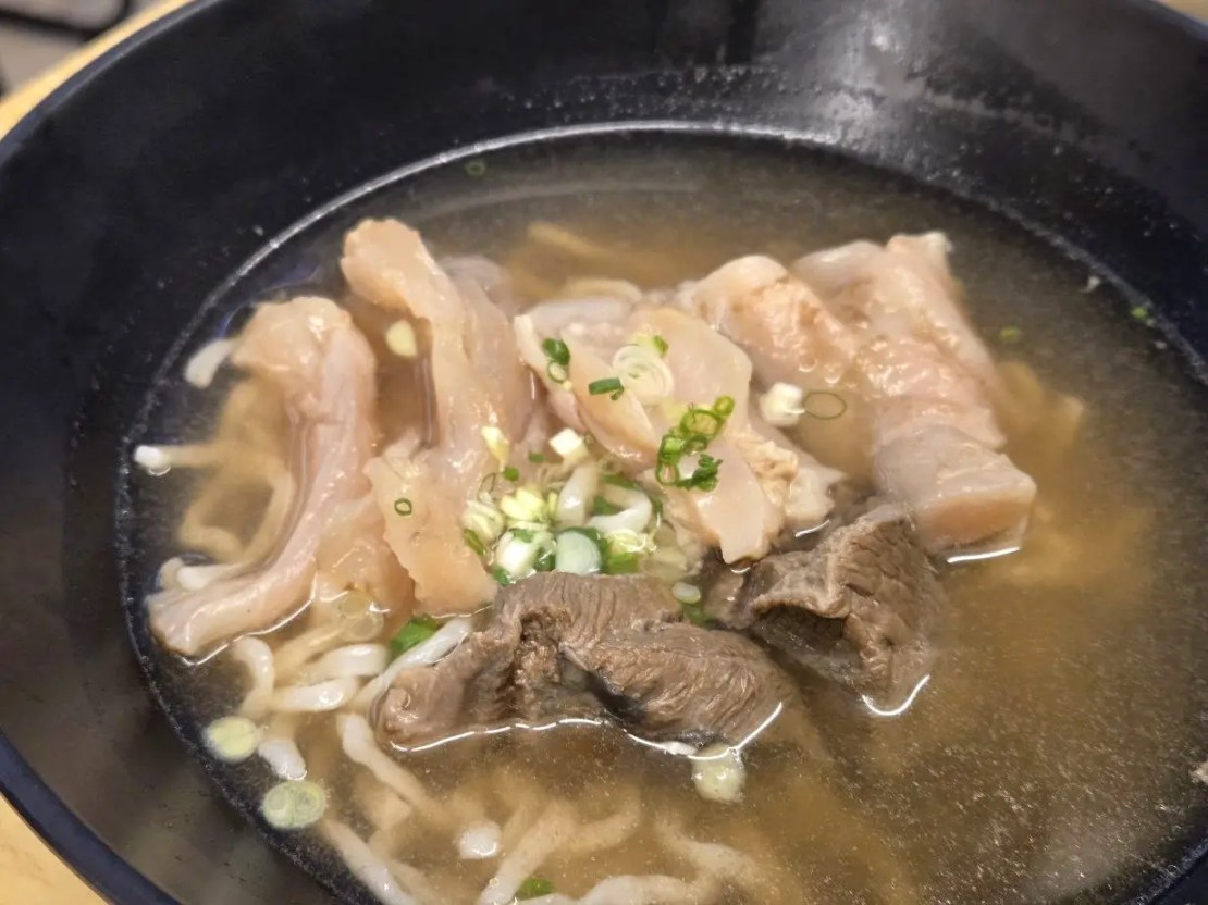 牛殿下秘傳金湯牛肉麵 大安店｜湯濃肉嫩不油膩！赤油香辣超涮嘴！東區牛肉麵推薦、忠孝敦化站美食推薦、台北好吃牛肉麵推薦、外送牛肉麵推薦、頂好商店街美食推薦