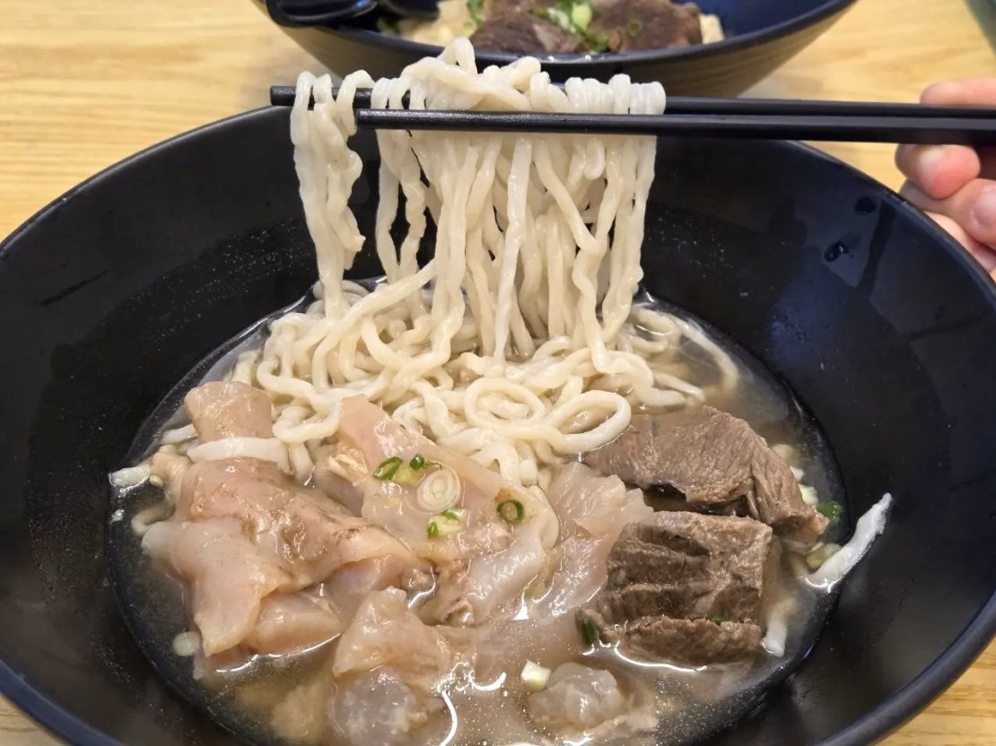 牛殿下秘傳金湯牛肉麵 大安店｜湯濃肉嫩不油膩！赤油香辣超涮嘴！東區牛肉麵推薦、忠孝敦化站美食推薦、台北好吃牛肉麵推薦、外送牛肉麵推薦、頂好商店街美食推薦