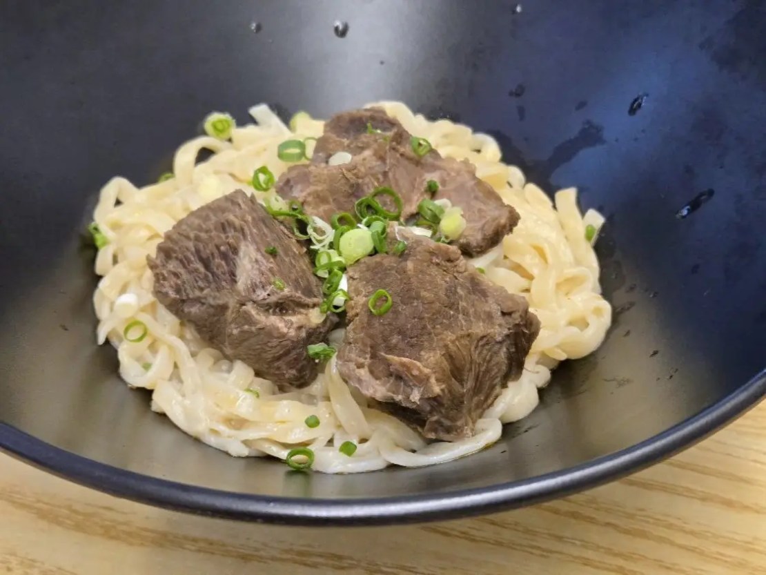 牛殿下秘傳金湯牛肉麵 大安店｜湯濃肉嫩不油膩！赤油香辣超涮嘴！東區牛肉麵推薦、忠孝敦化站美食推薦、台北好吃牛肉麵推薦、外送牛肉麵推薦、頂好商店街美食推薦