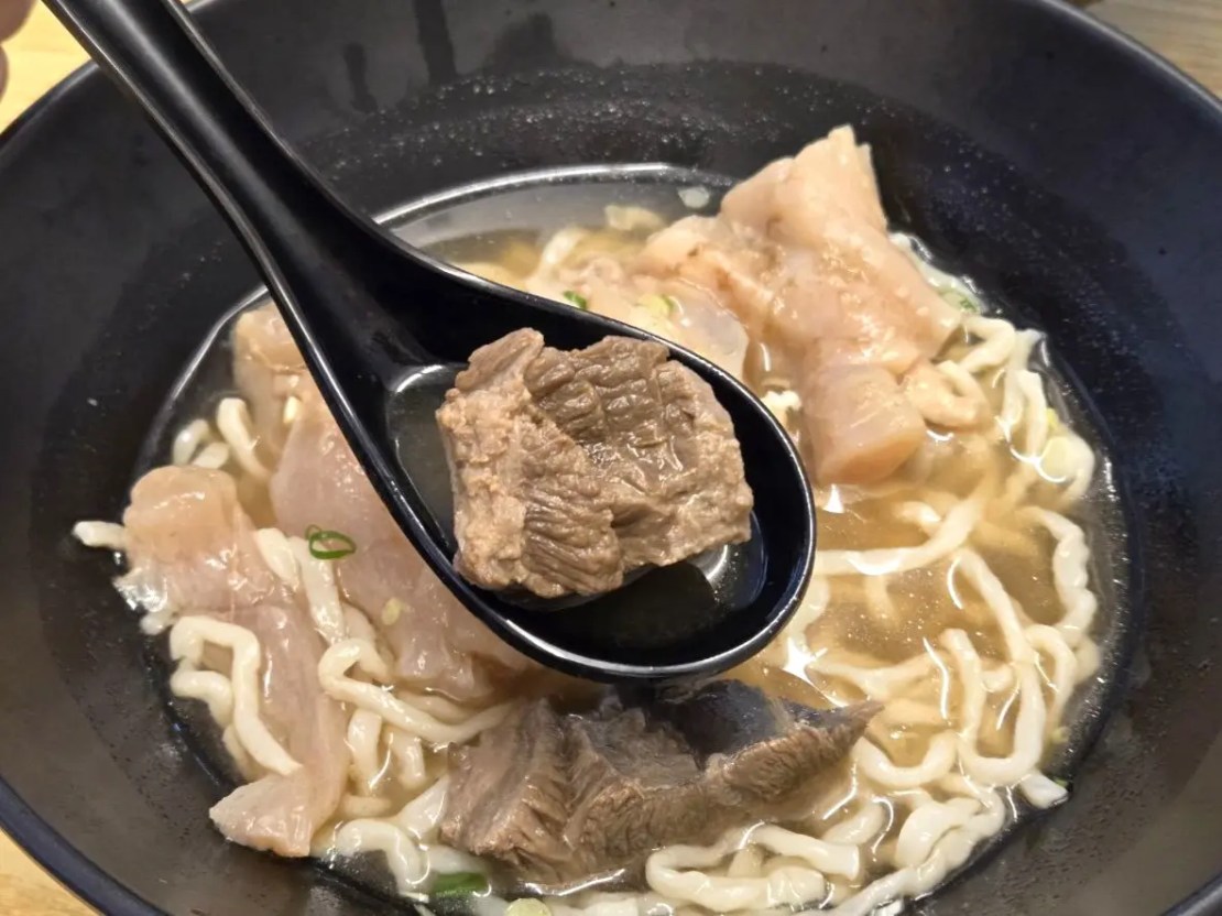 牛殿下秘傳金湯牛肉麵 大安店｜湯濃肉嫩不油膩！赤油香辣超涮嘴！東區牛肉麵推薦、忠孝敦化站美食推薦、台北好吃牛肉麵推薦、外送牛肉麵推薦、頂好商店街美食推薦