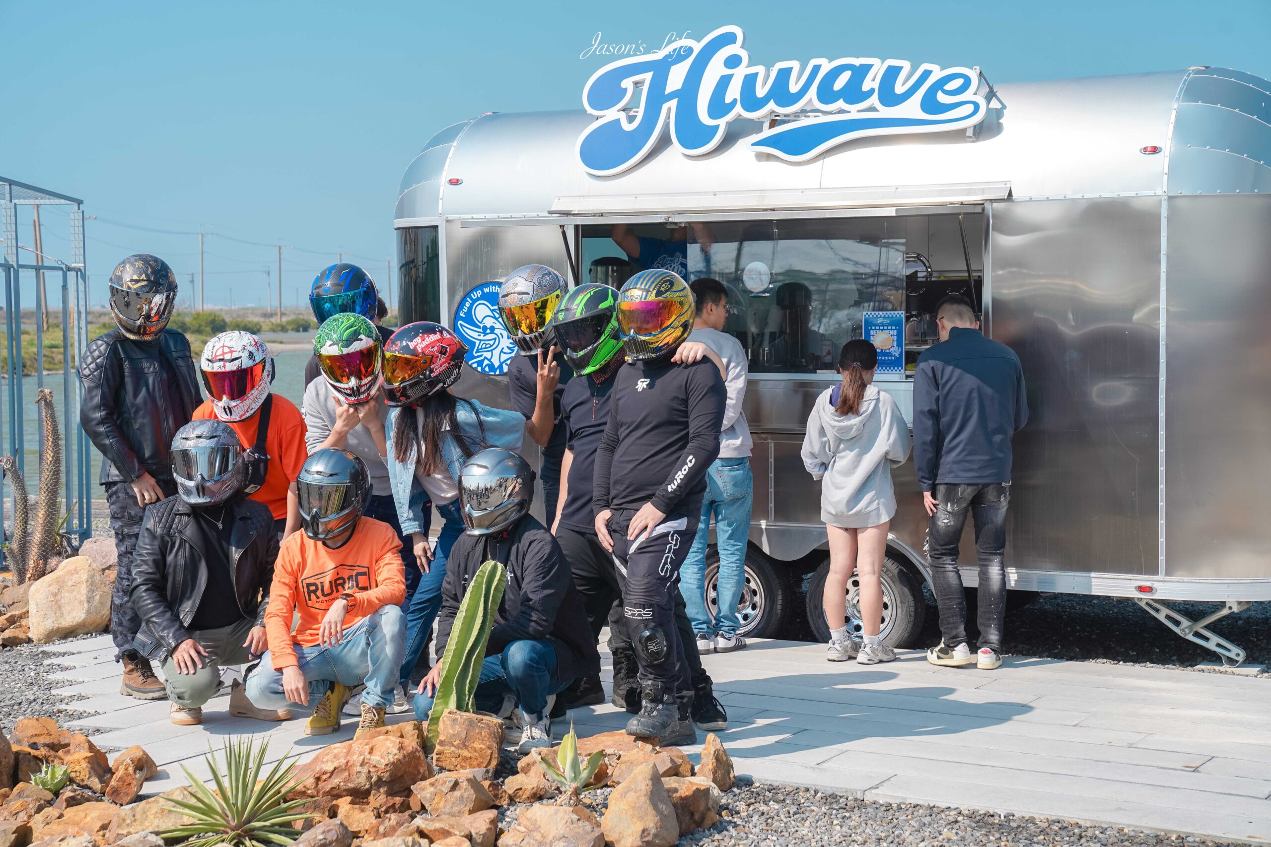 嘉義海邊咖啡廳推薦！Hiwave Coffee絕美海景配咖啡，復古露營車成亮點！