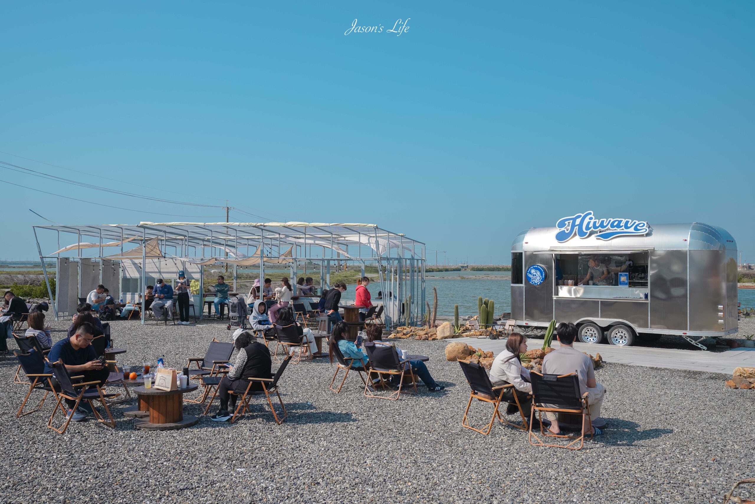 嘉義海邊咖啡廳推薦！Hiwave Coffee絕美海景配咖啡，復古露營車成亮點！