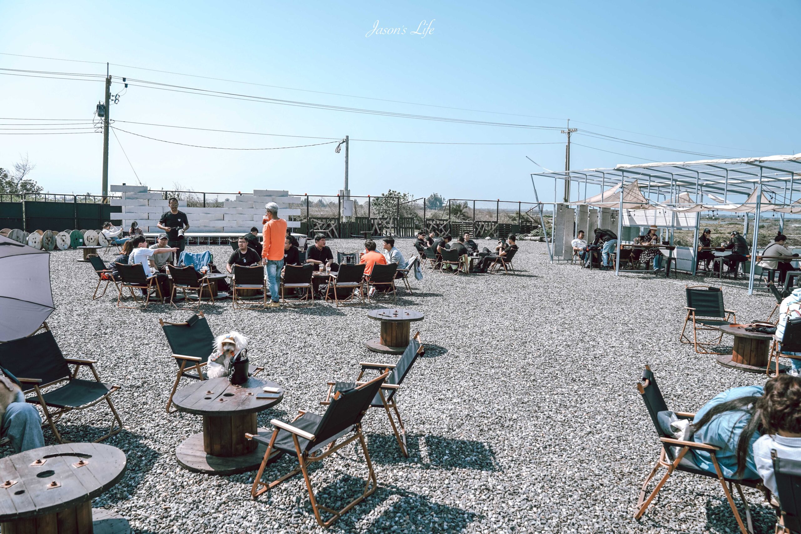 嘉義海邊咖啡廳推薦！Hiwave Coffee絕美海景配咖啡，復古露營車成亮點！