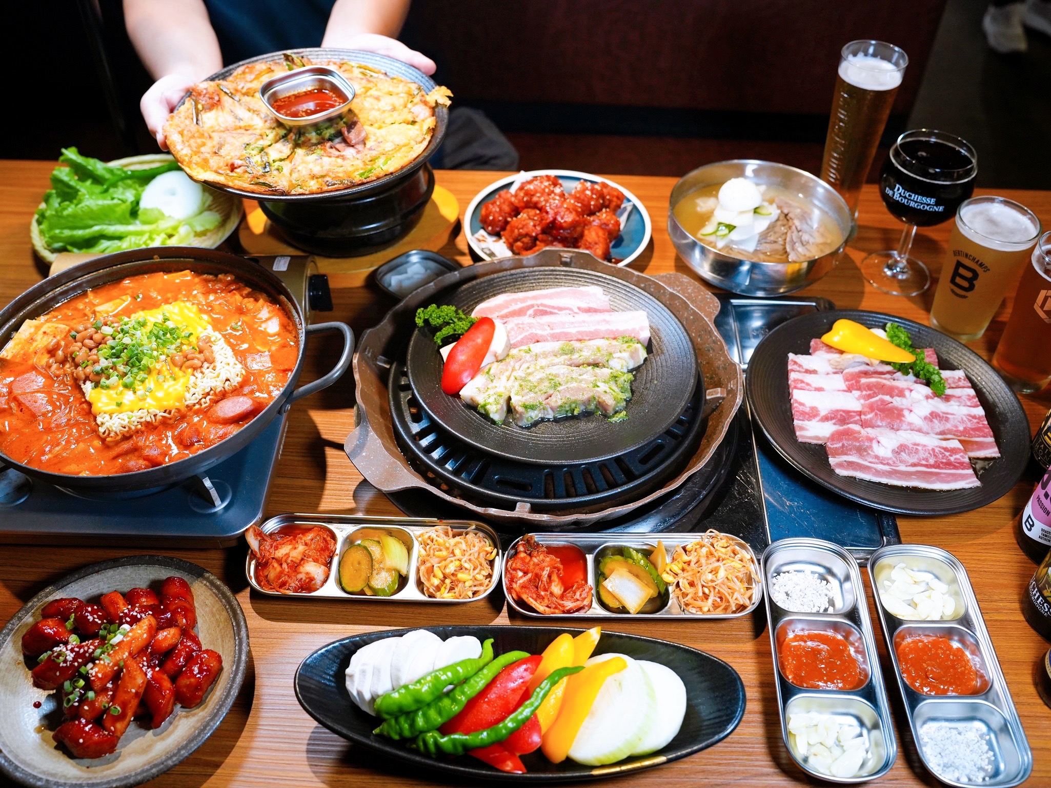 新北板橋美食｜『ABV Bar & Kitchen 韓式餐酒館』板橋車站道地韓式料理餐酒館&超過300款精釀啤酒！韓式小菜吃到飽～還有桌邊韓式烤肉服務！ @瑋瑋＊美食萬歲