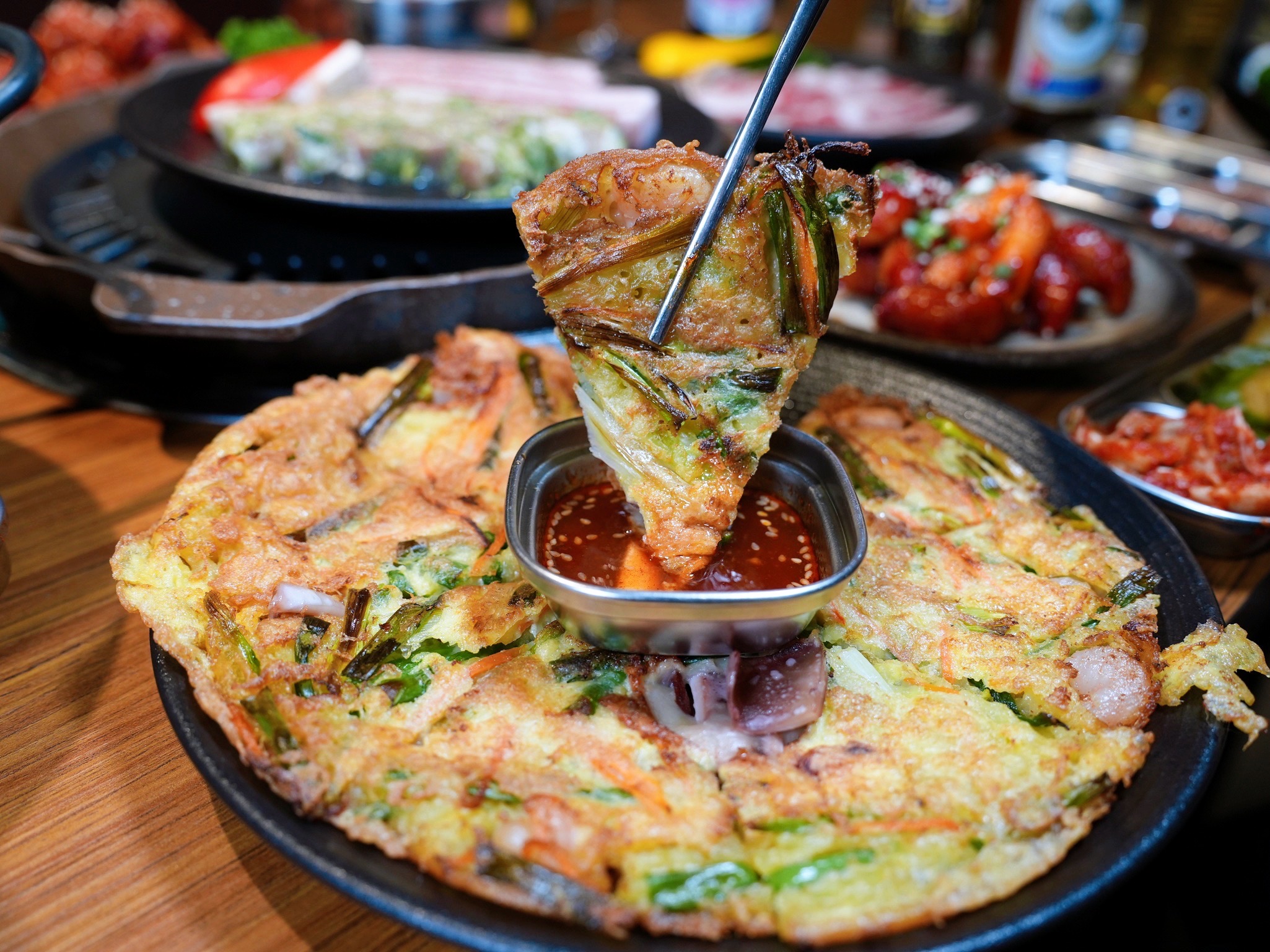 新北板橋美食｜『ABV Bar & Kitchen 韓式餐酒館』板橋車站道地韓式料理餐酒館&超過300款精釀啤酒！韓式小菜吃到飽～還有桌邊韓式烤肉服務！ @瑋瑋＊美食萬歲