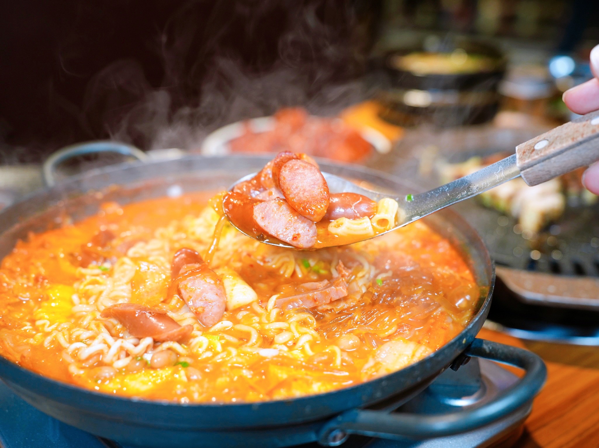 新北板橋美食｜『ABV Bar & Kitchen 韓式餐酒館』板橋車站道地韓式料理餐酒館&超過300款精釀啤酒！韓式小菜吃到飽～還有桌邊韓式烤肉服務！ @瑋瑋＊美食萬歲