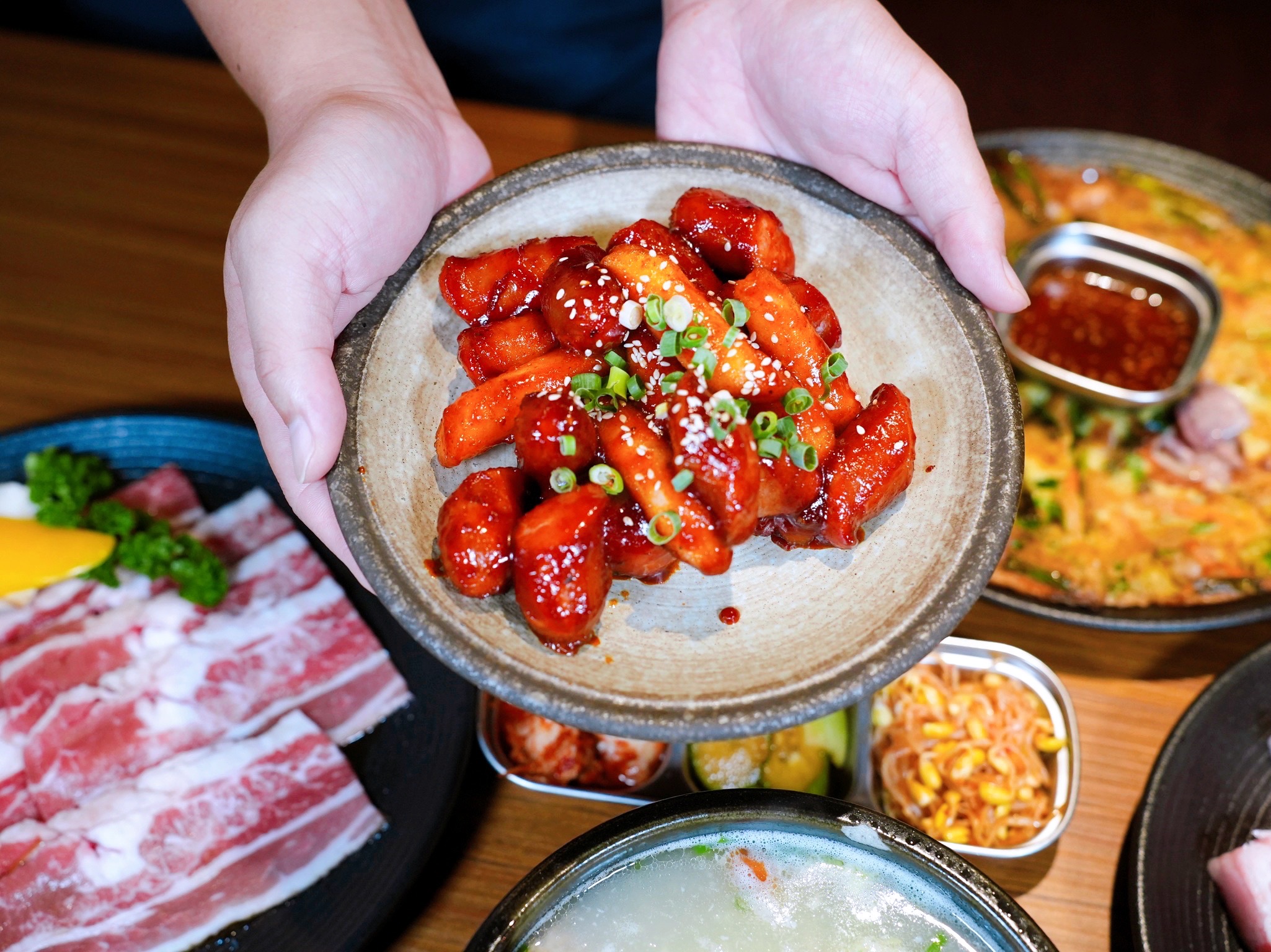 新北板橋美食｜『ABV Bar & Kitchen 韓式餐酒館』板橋車站道地韓式料理餐酒館&超過300款精釀啤酒！韓式小菜吃到飽～還有桌邊韓式烤肉服務！ @瑋瑋＊美食萬歲