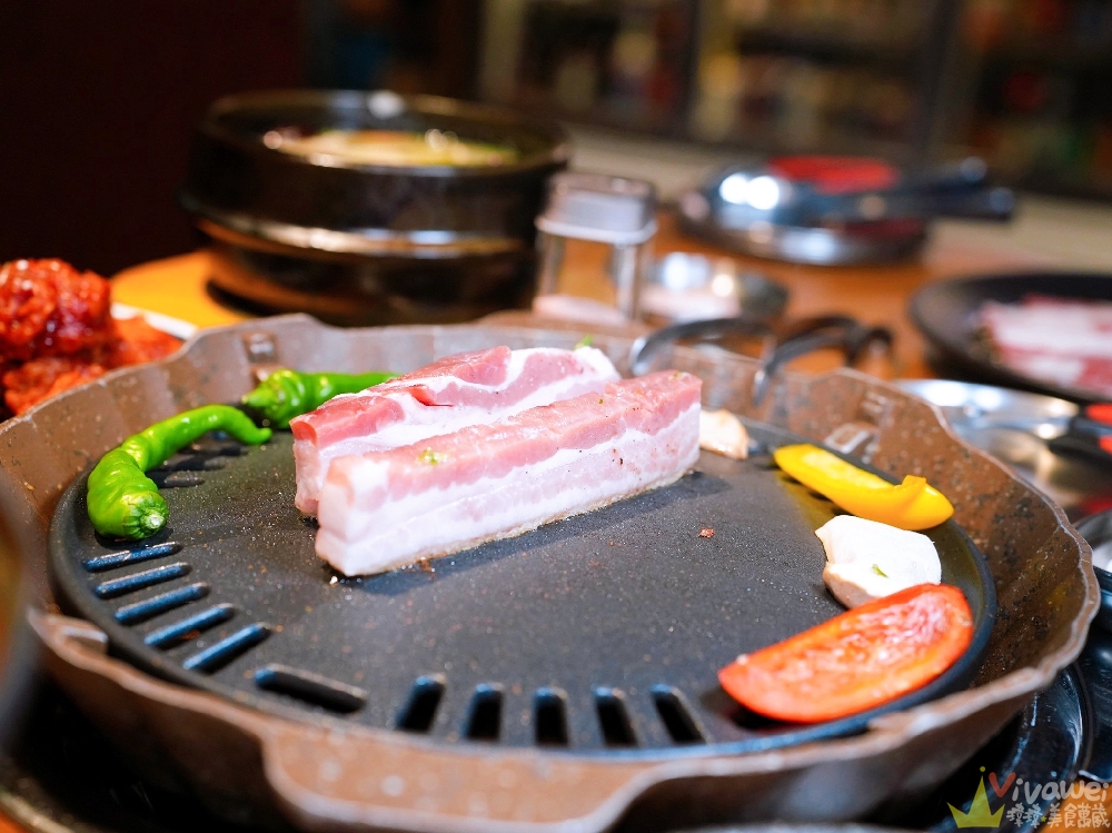 新北板橋美食｜『ABV Bar & Kitchen 韓式餐酒館』板橋車站道地韓式料理餐酒館&超過300款精釀啤酒！韓式小菜吃到飽～還有桌邊韓式烤肉服務！ @瑋瑋＊美食萬歲